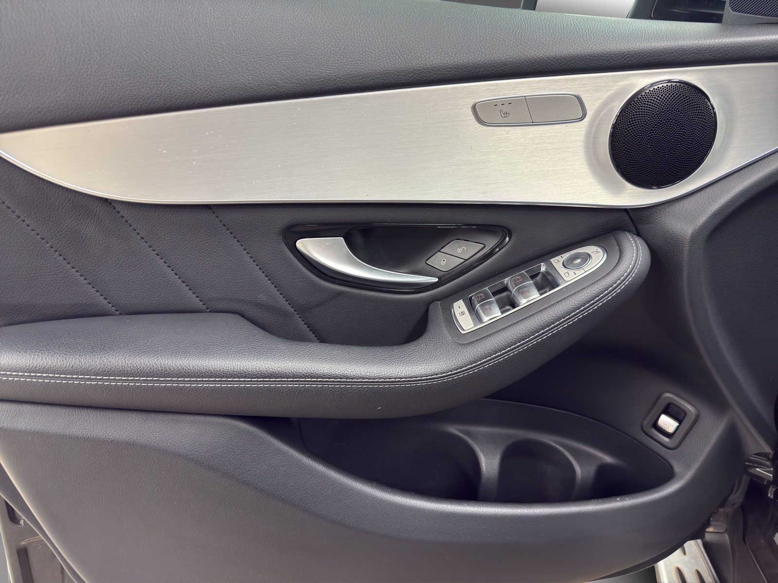 MERCEDES-BENZ GLC 220 d AMG Line 4Matic-image-12
