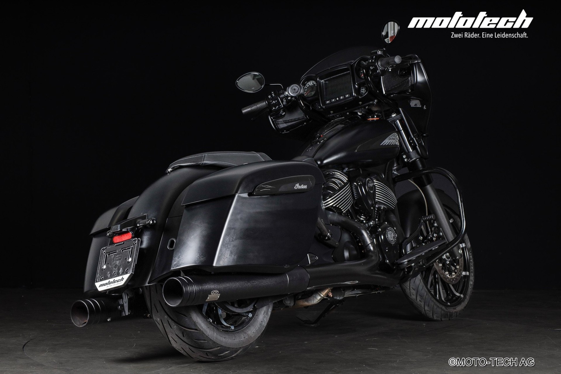 INDIAN Chieftain Dark Horse JEKILL AND HYDE-showroom-element-2