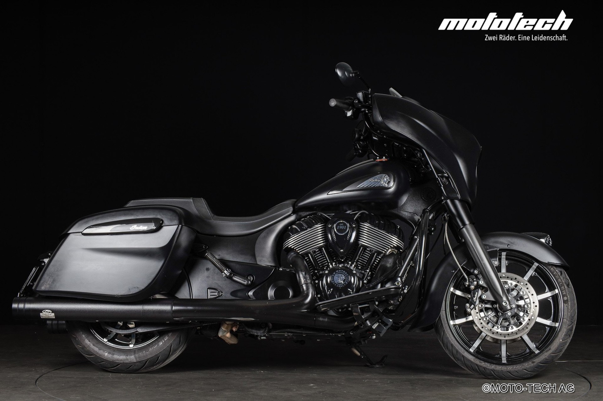 INDIAN Chieftain Dark Horse JEKILL AND HYDE-showroom-element-1