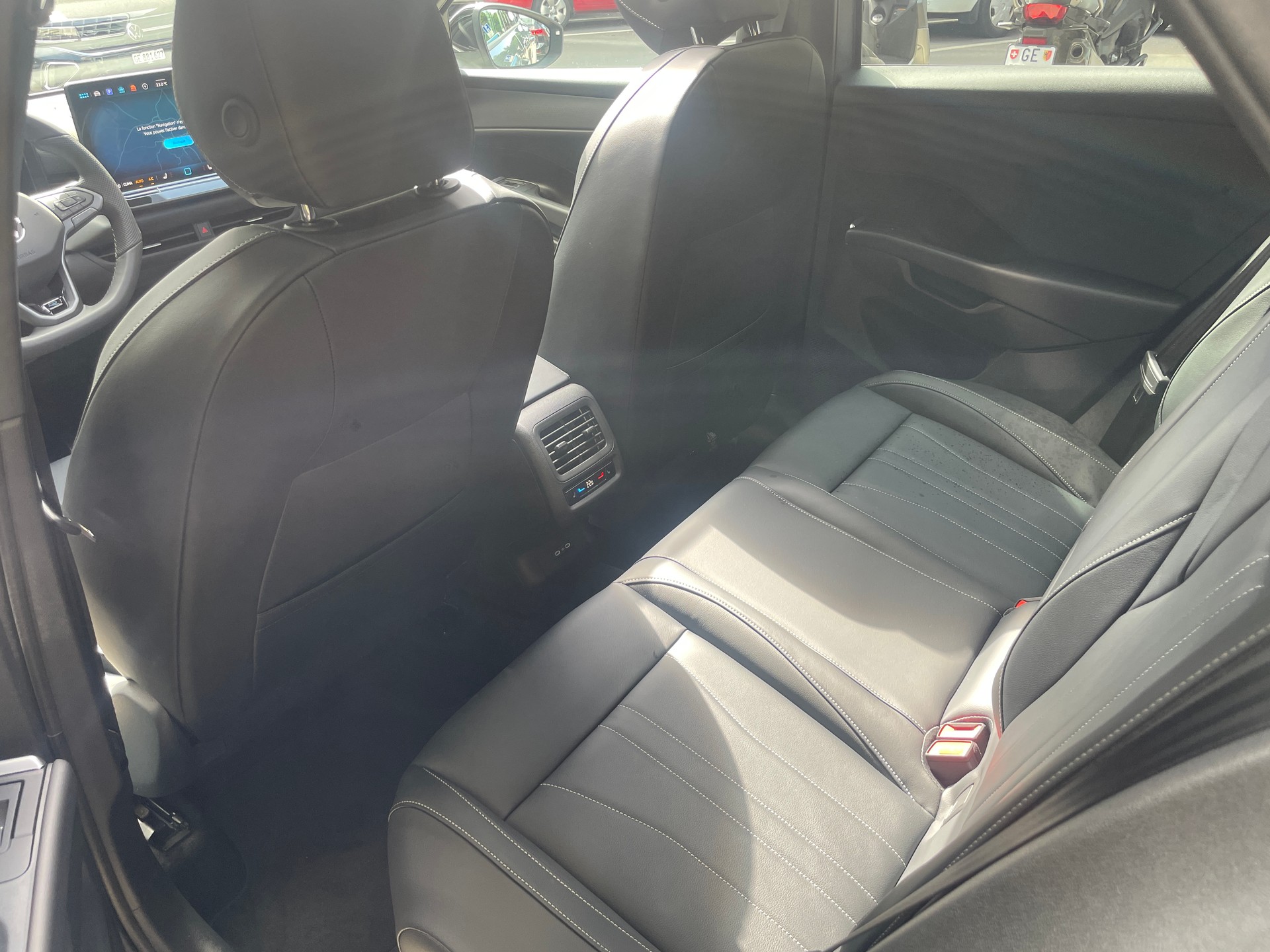VW T-Roc 1.5eTSI mH R-Line-image-9