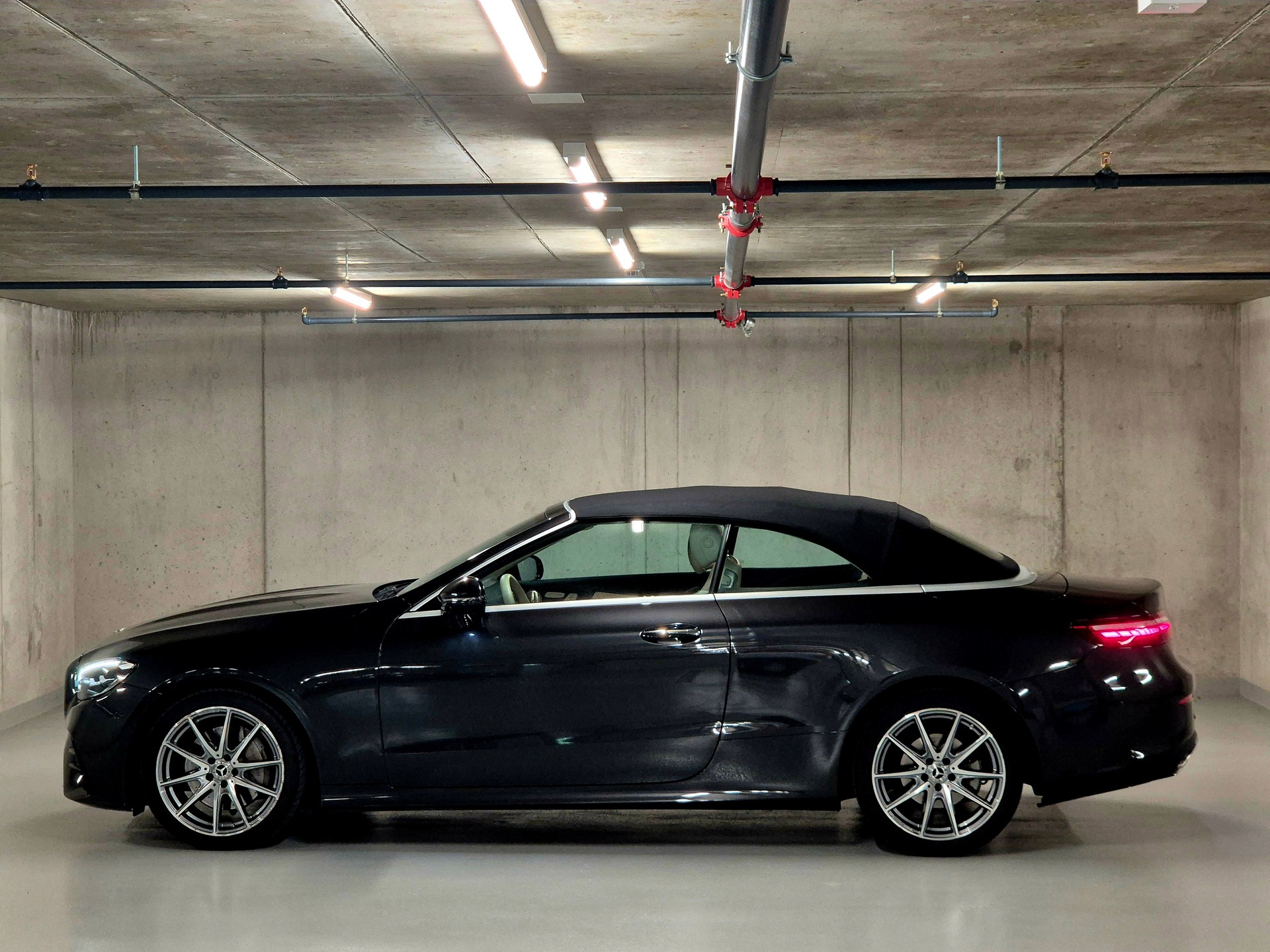 MERCEDES-BENZ E 200 Cabriolet 4Matic AMG Line 9G-Tronic-image-3