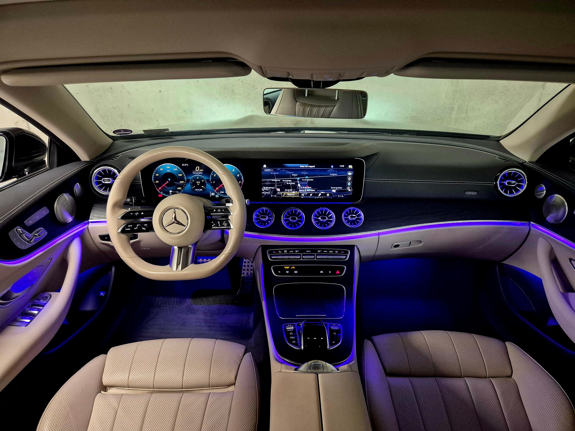 MERCEDES-BENZ E 200 Cabriolet 4Matic AMG Line 9G-Tronic-image-9
