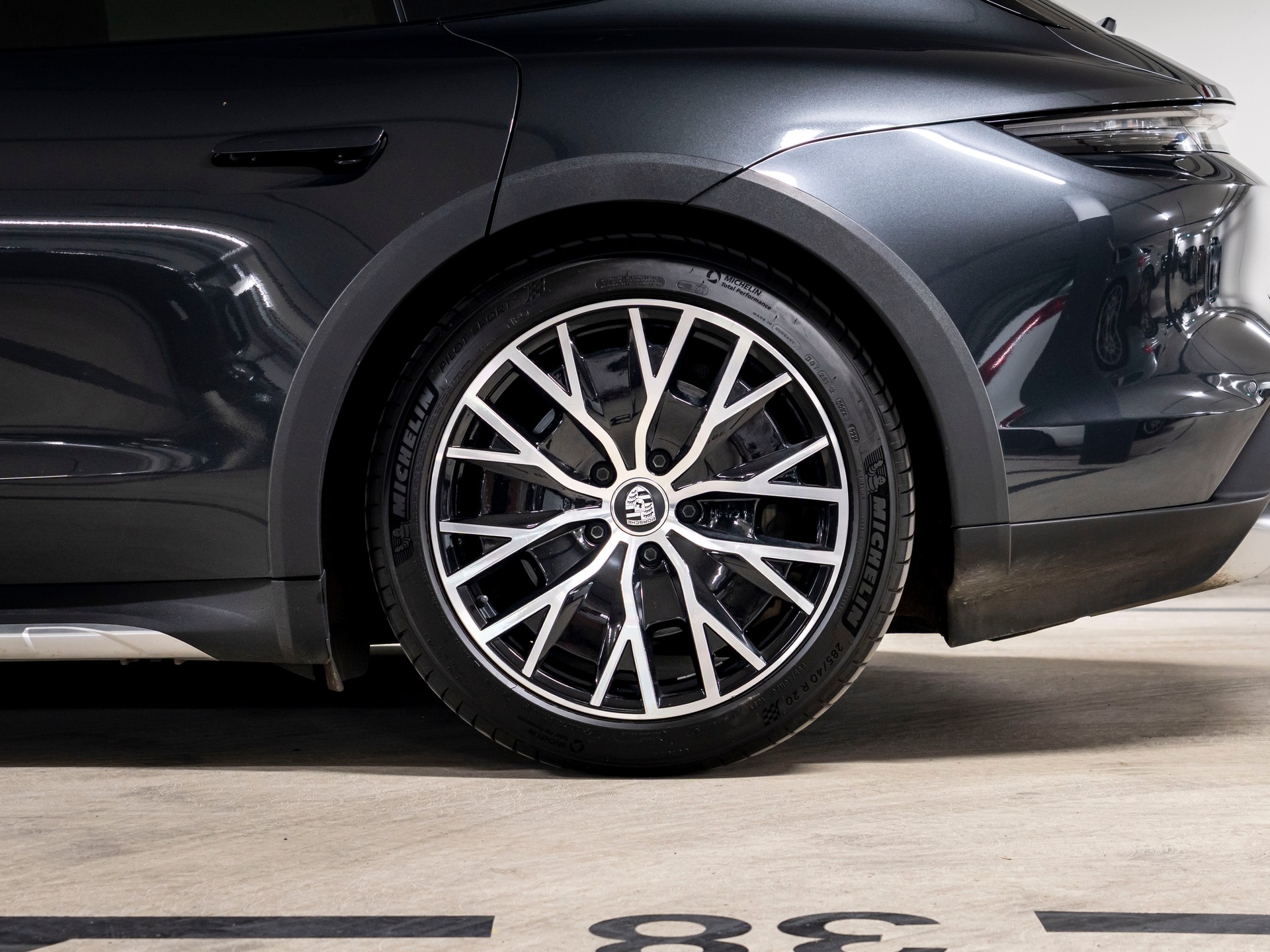 PORSCHE Taycan 4 Cross Turismo-image-10