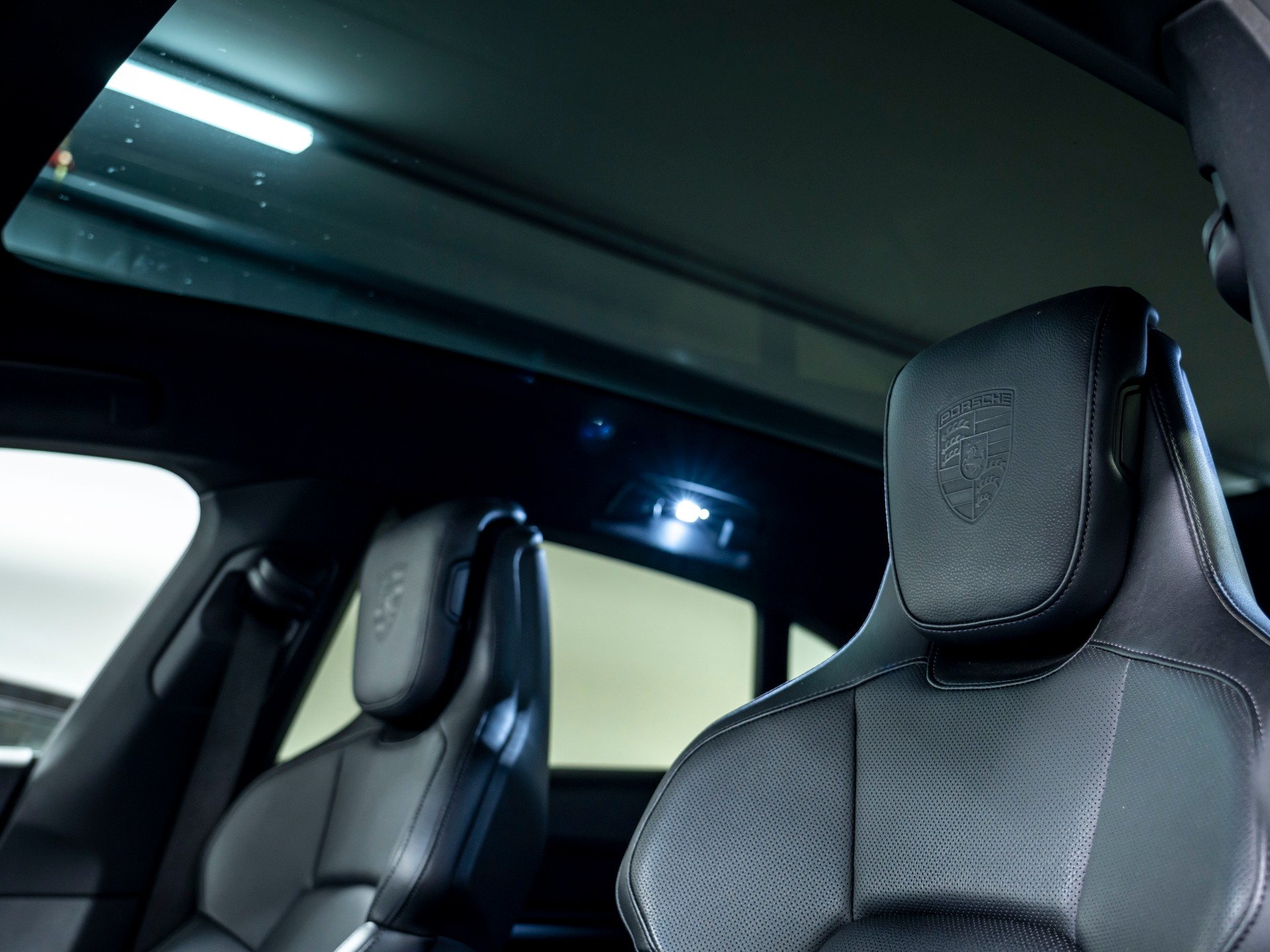 PORSCHE Taycan 4 Cross Turismo-image-16