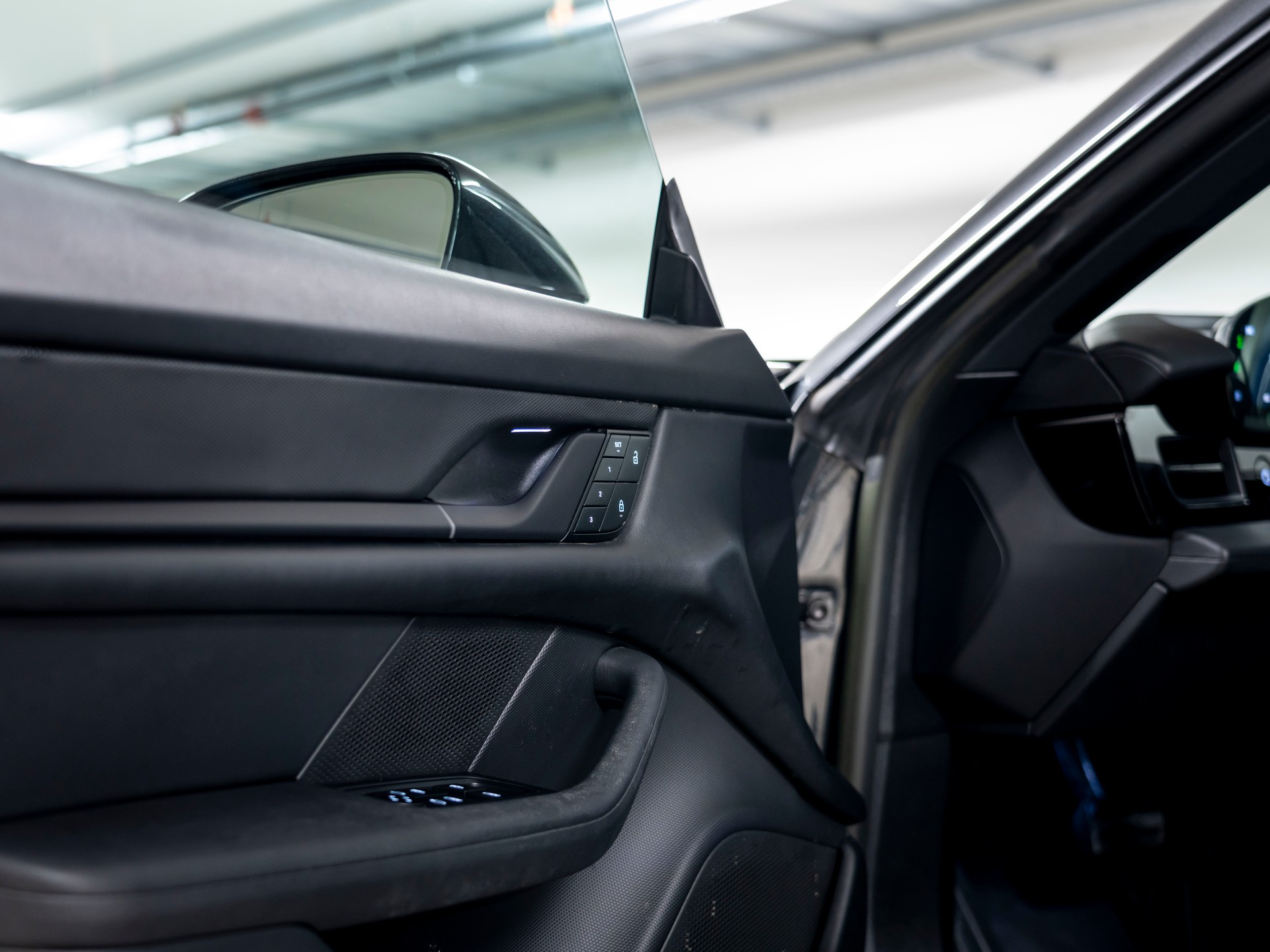PORSCHE Taycan 4 Cross Turismo-image-18