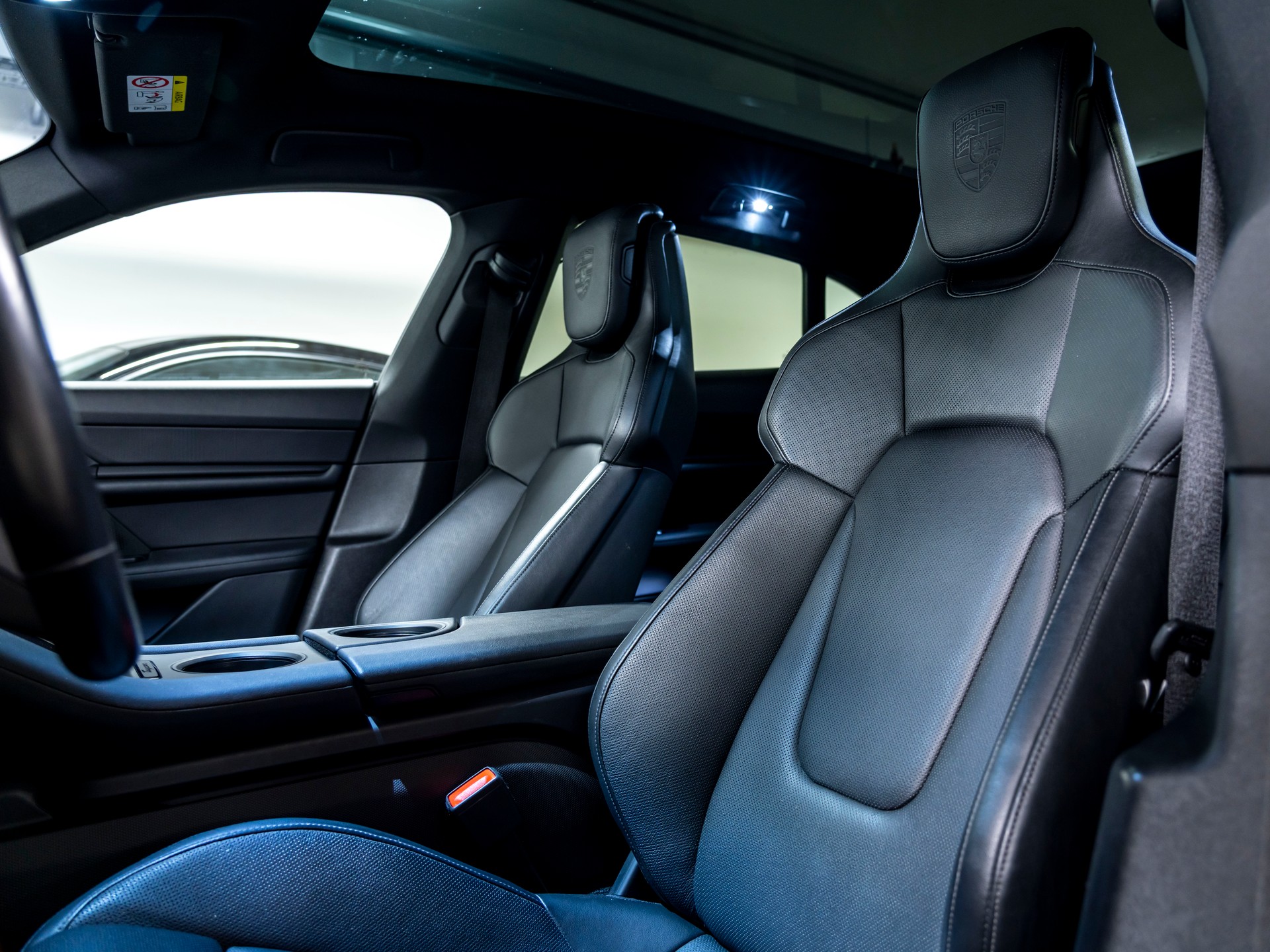 PORSCHE Taycan 4 Cross Turismo-image-15