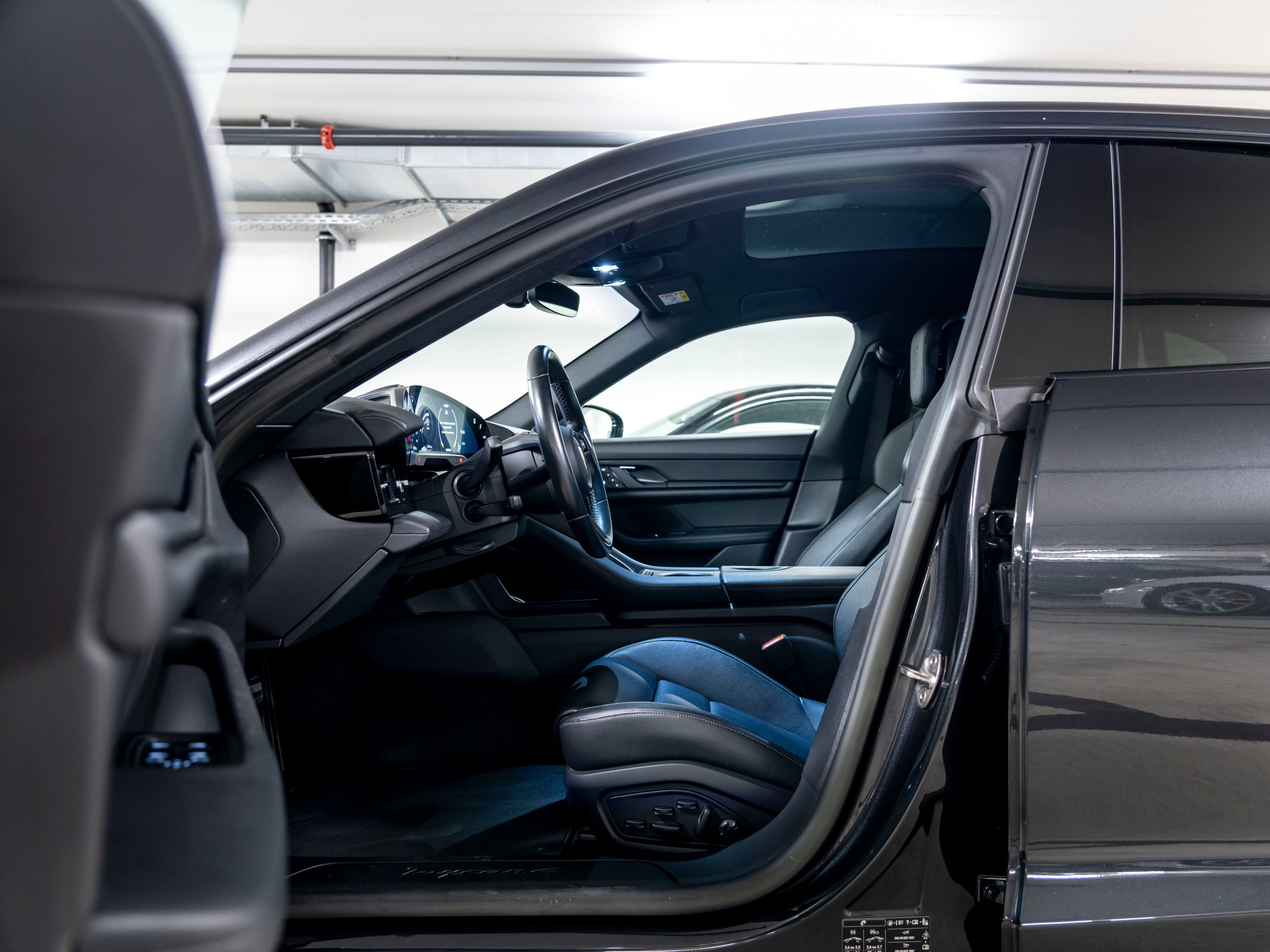 PORSCHE Taycan 4 Cross Turismo-image-17