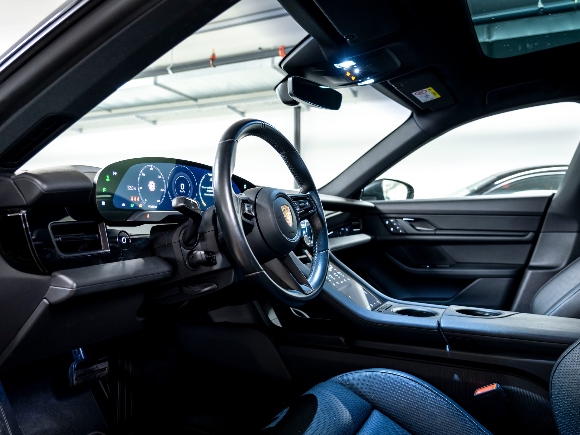 PORSCHE Taycan 4 Cross Turismo-image-12