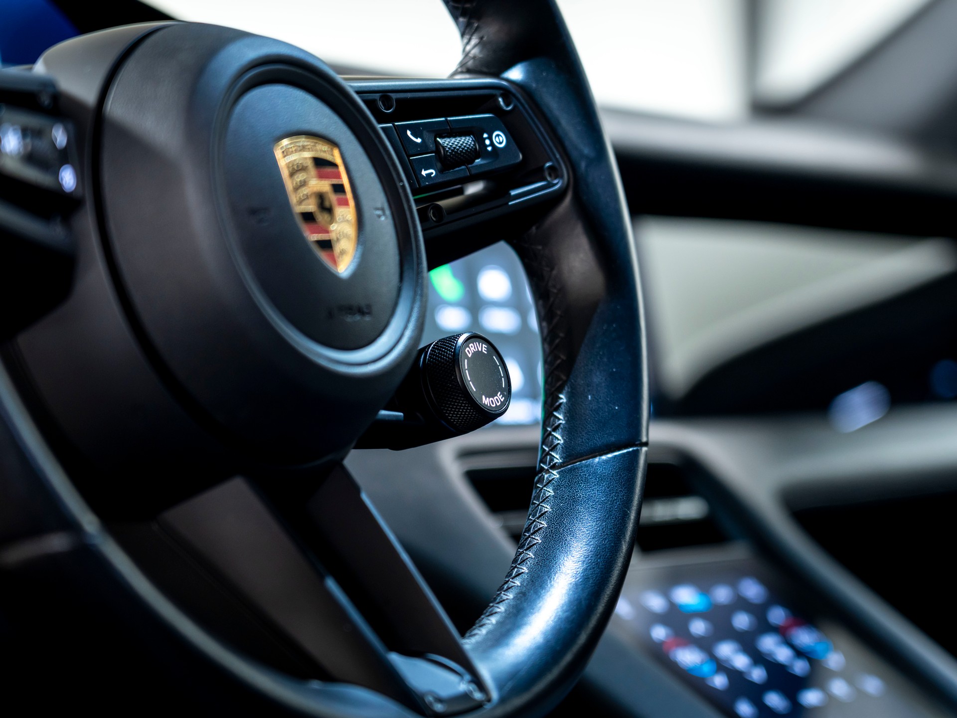 PORSCHE Taycan 4 Cross Turismo-image-14