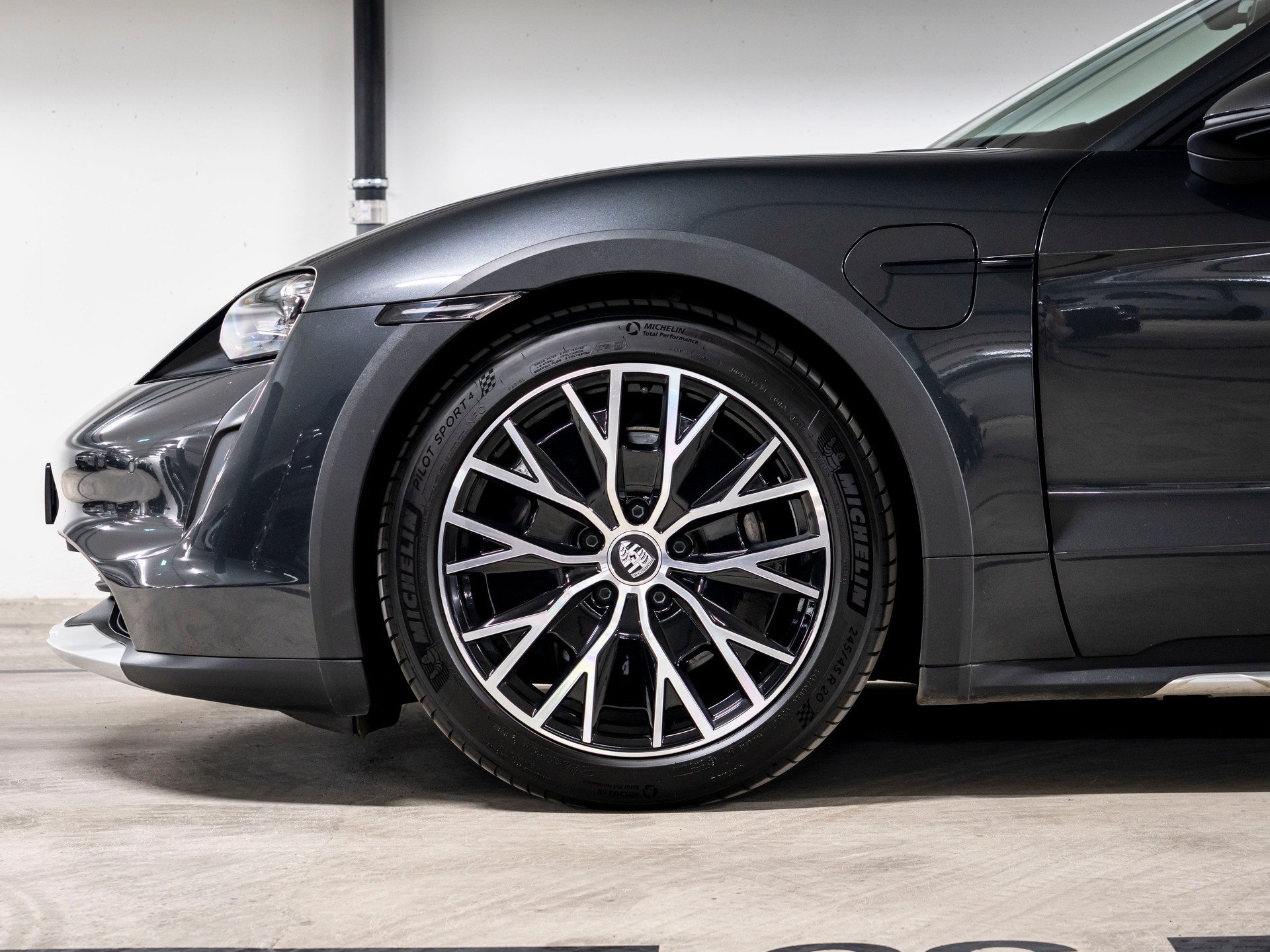 PORSCHE Taycan 4 Cross Turismo-image-9