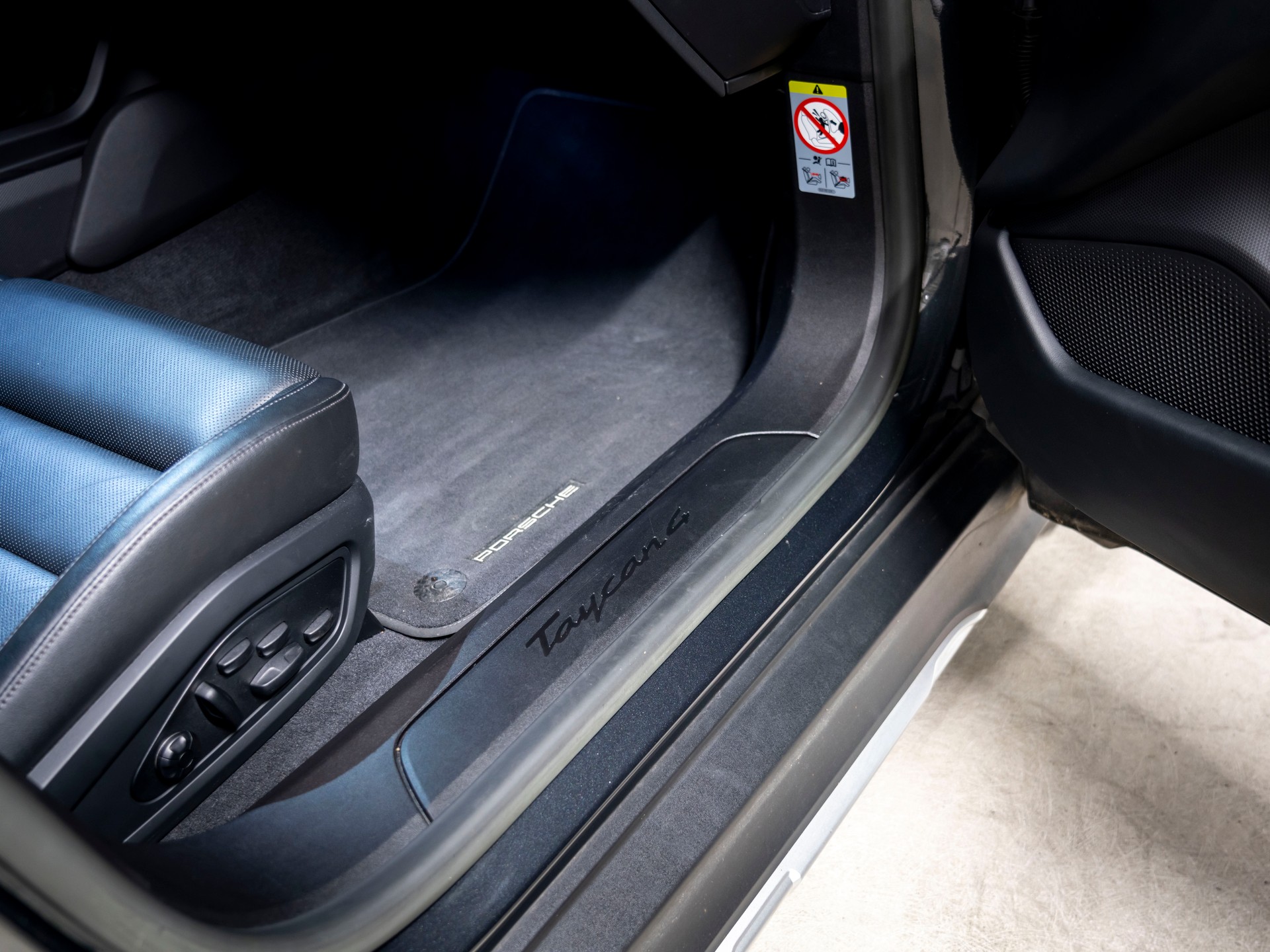 PORSCHE Taycan 4 Cross Turismo-image-25