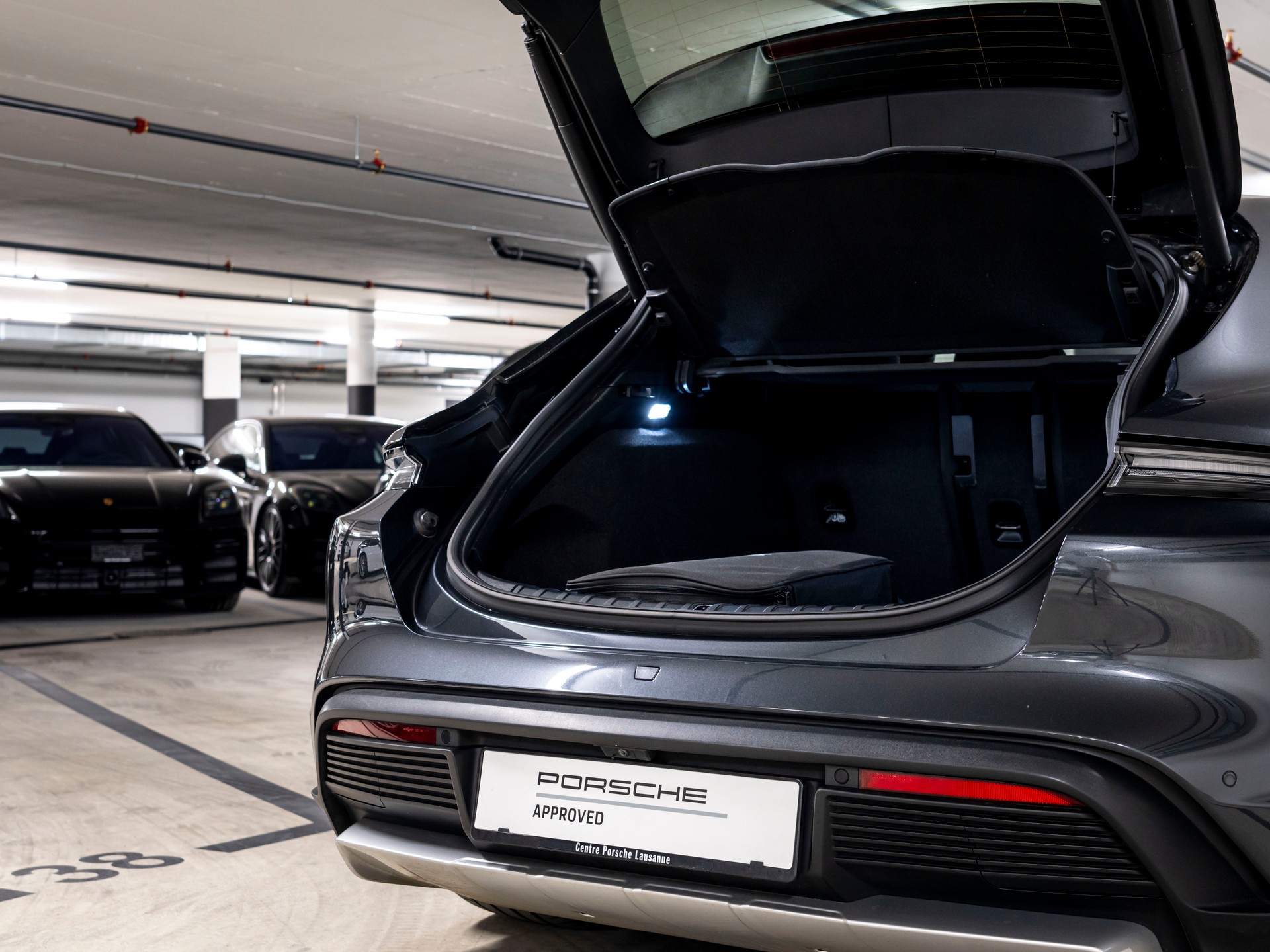 PORSCHE Taycan 4 Cross Turismo-image-6