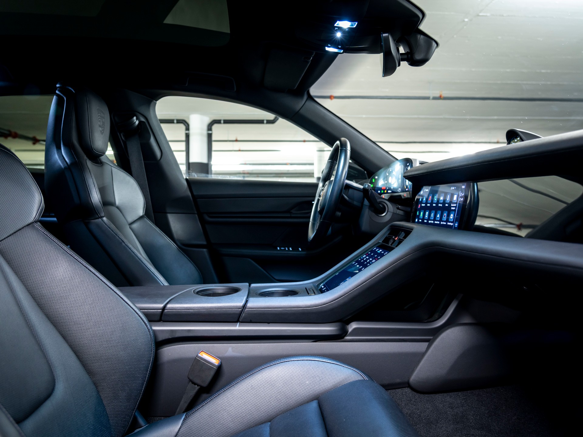 PORSCHE Taycan 4 Cross Turismo-image-23