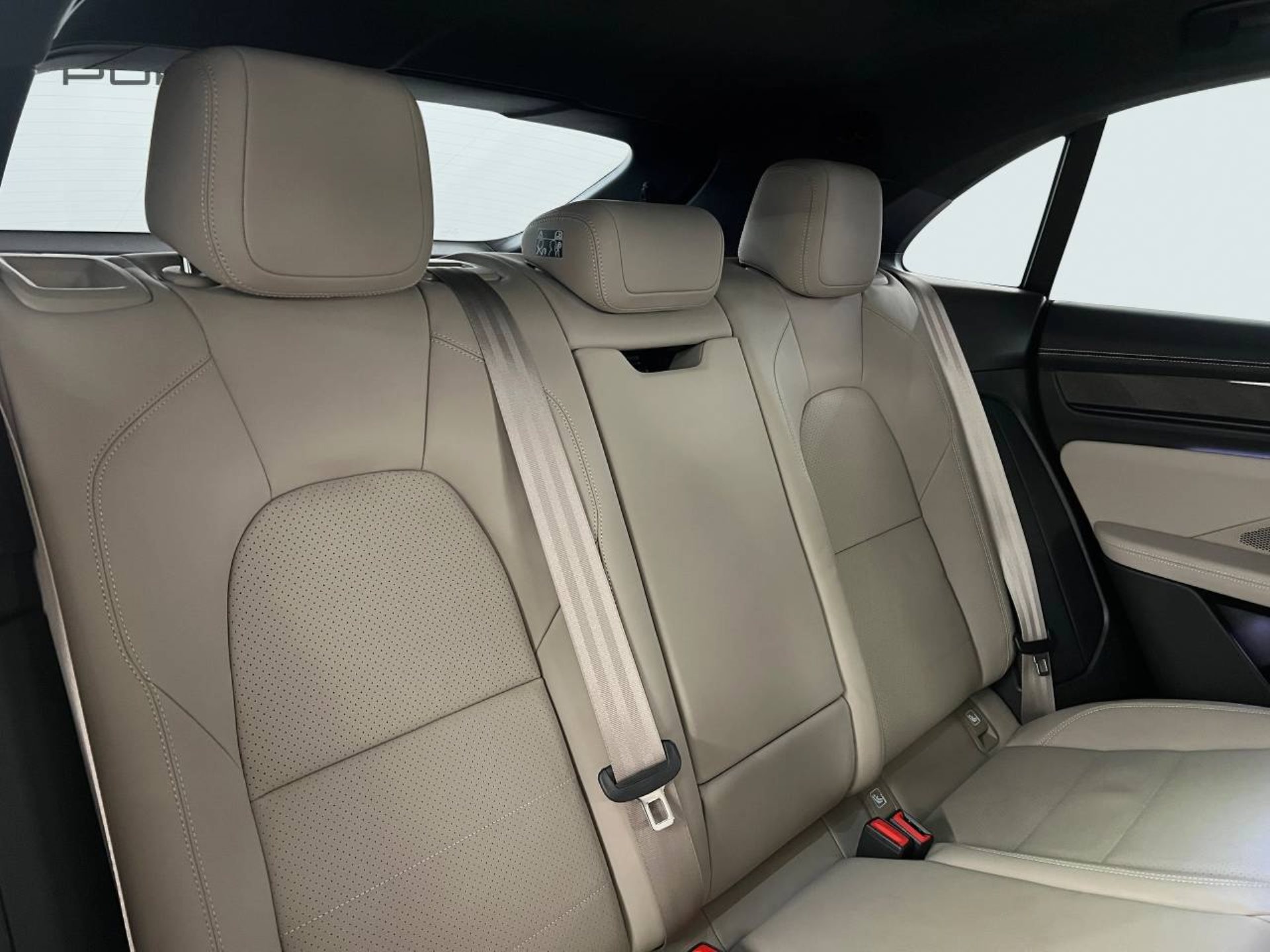PORSCHE Macan Turbo-image-23