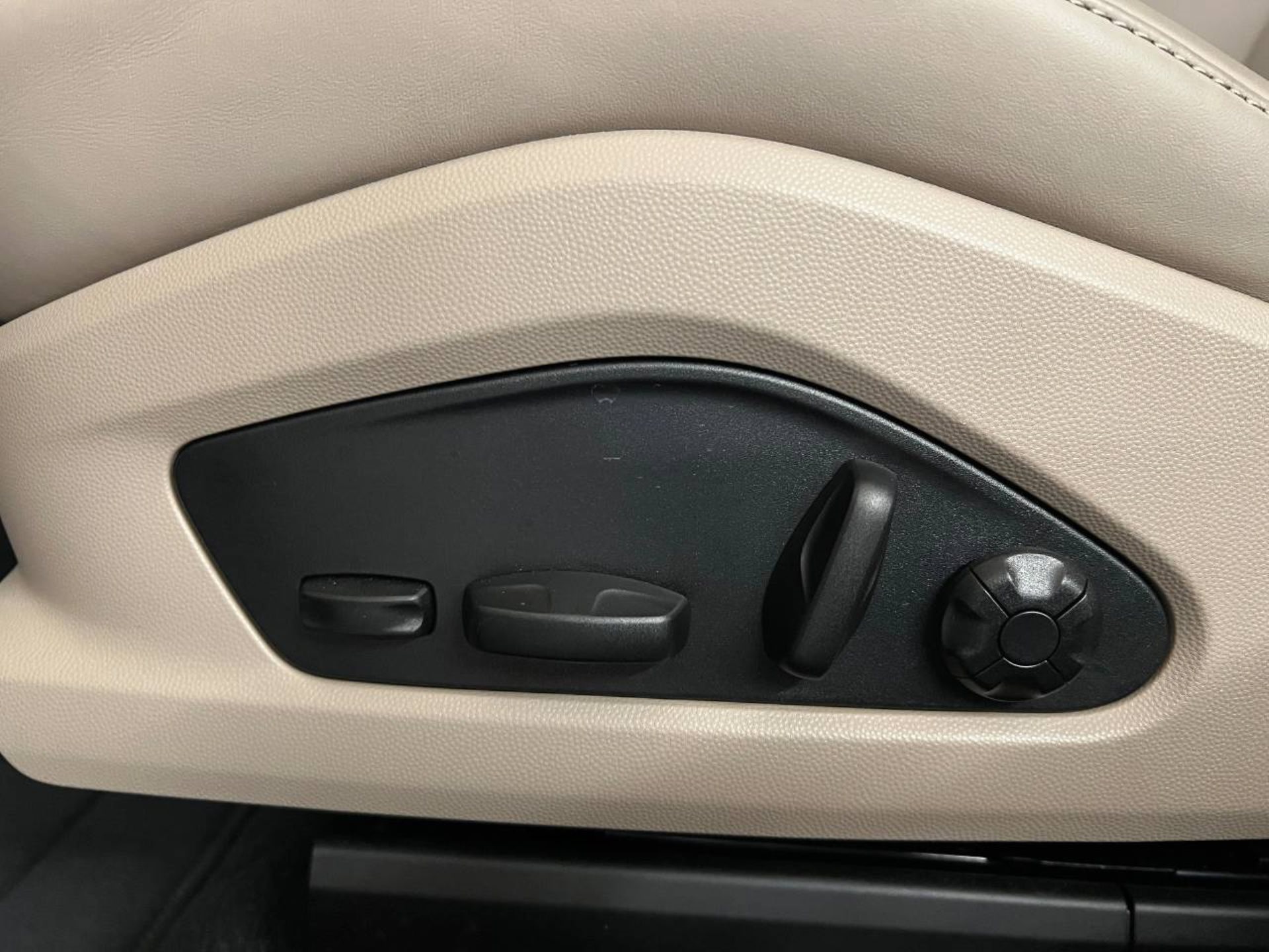 PORSCHE Macan Turbo-image-21