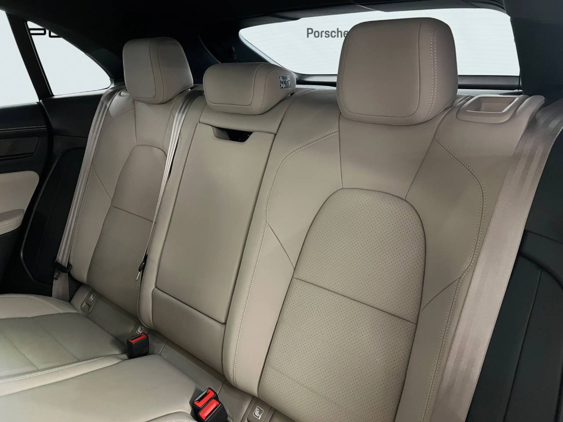 PORSCHE Macan Turbo-image-22