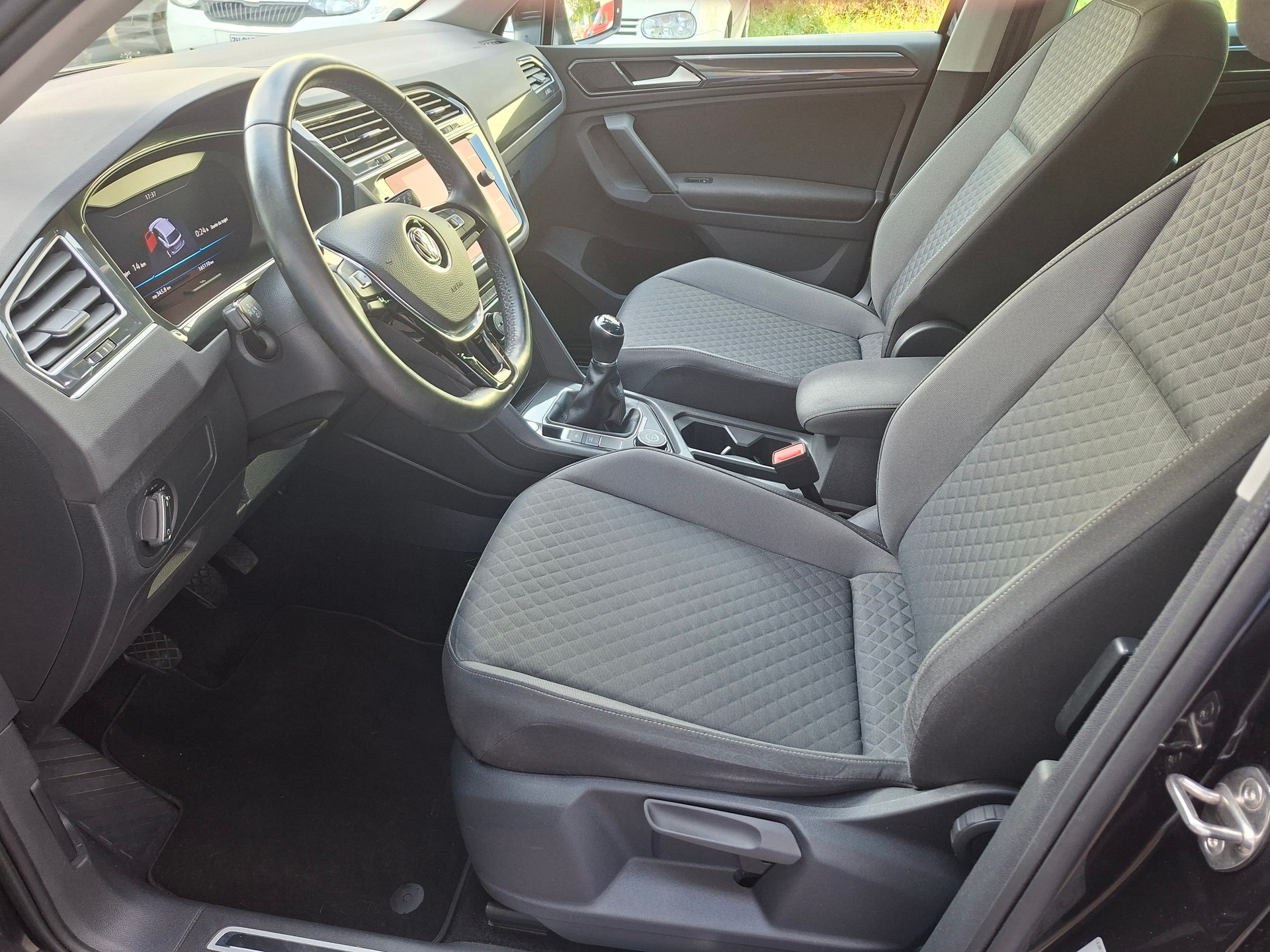 VW Tiguan 2.0 TDI SCR Comfortline 4Motion-image-6