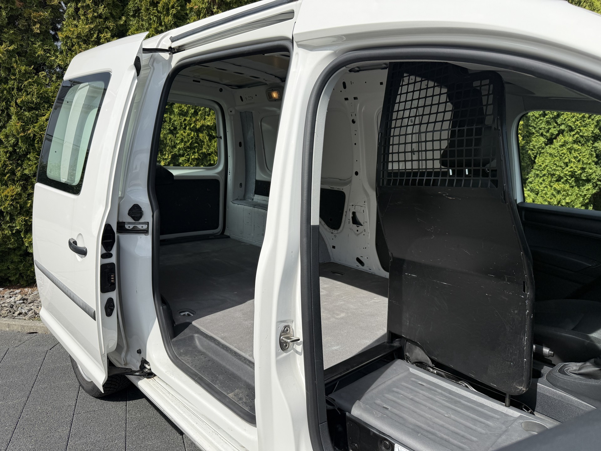 VW Caddy Maxi 2.0TDI 4Motion DSG / Anhängerkupplung-image-5