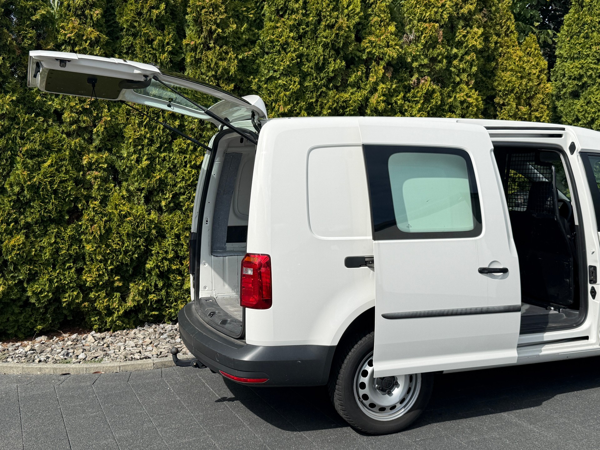 VW Caddy Maxi 2.0TDI 4Motion DSG / Anhängerkupplung-image-11