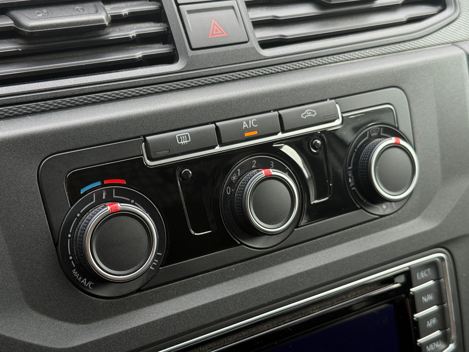 VW Caddy Maxi 2.0TDI 4Motion DSG / Anhängerkupplung-image-23