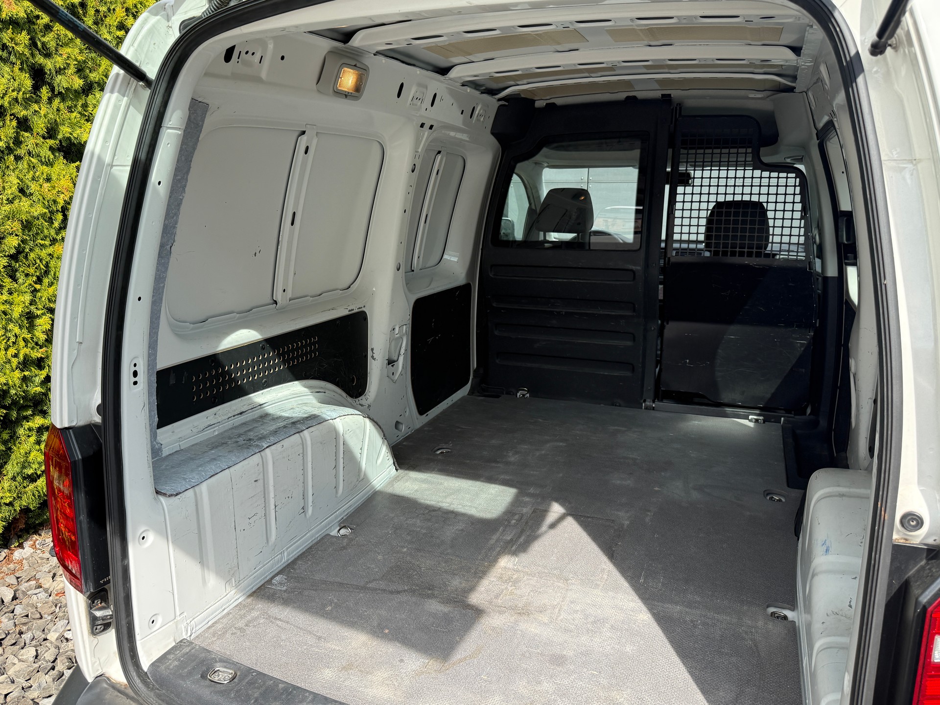 VW Caddy Maxi 2.0TDI 4Motion DSG / Anhängerkupplung-image-12