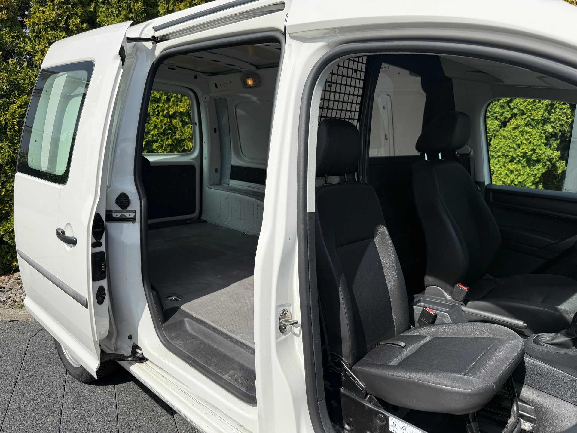 VW Caddy Maxi 2.0TDI 4Motion DSG / Anhängerkupplung-image-4