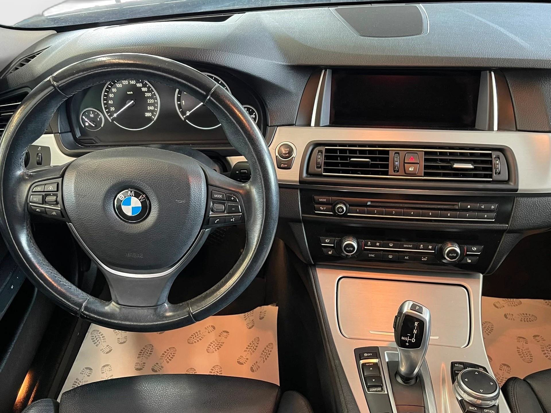 BMW 528i Touring xDrive Luxury Line Steptronic | CH-Auto | Frisch MFK | AHK 2t. | Navi | HUD | RF-Kamera-image-11