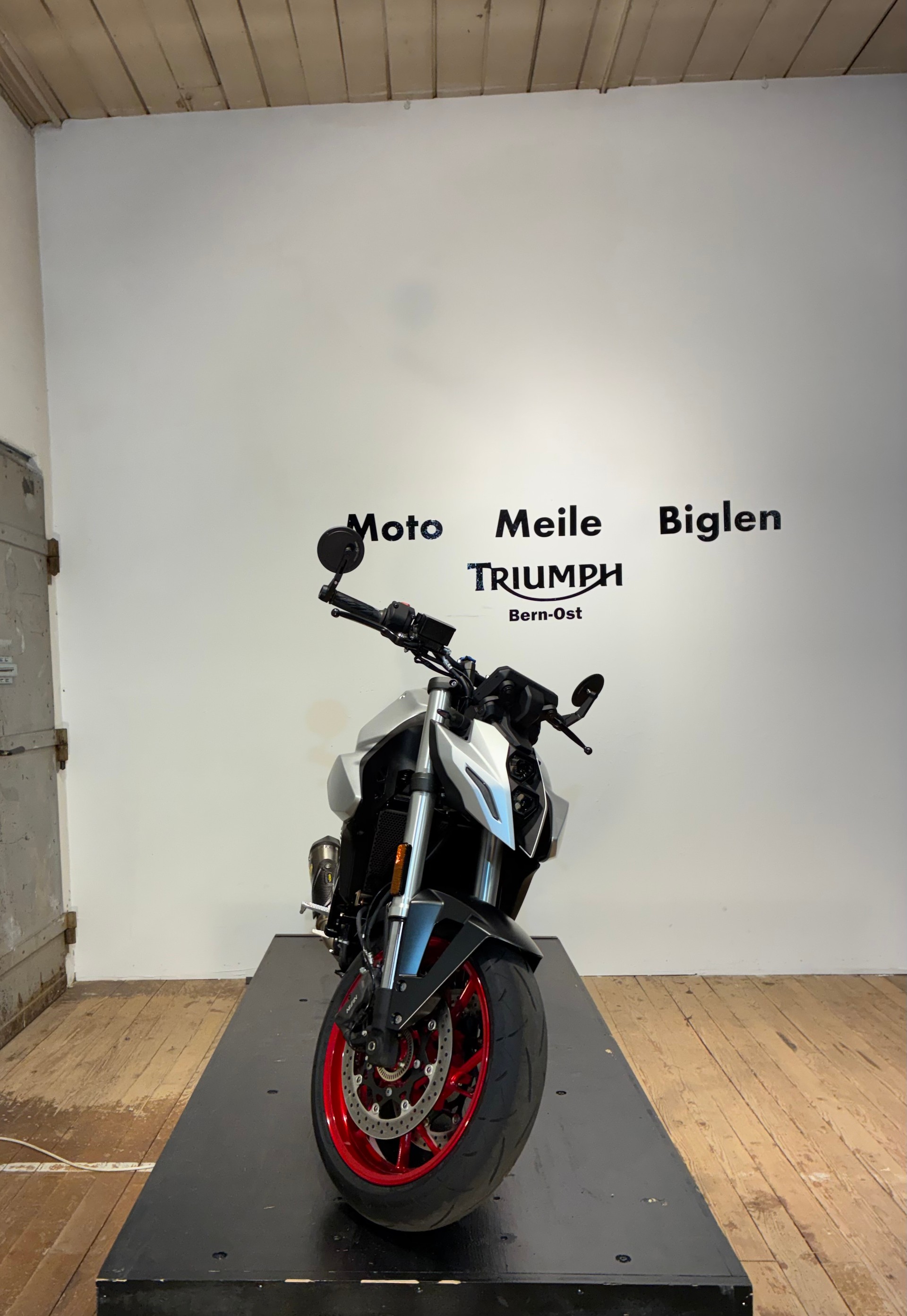 SUZUKI GSX-8S-showroom-element-1