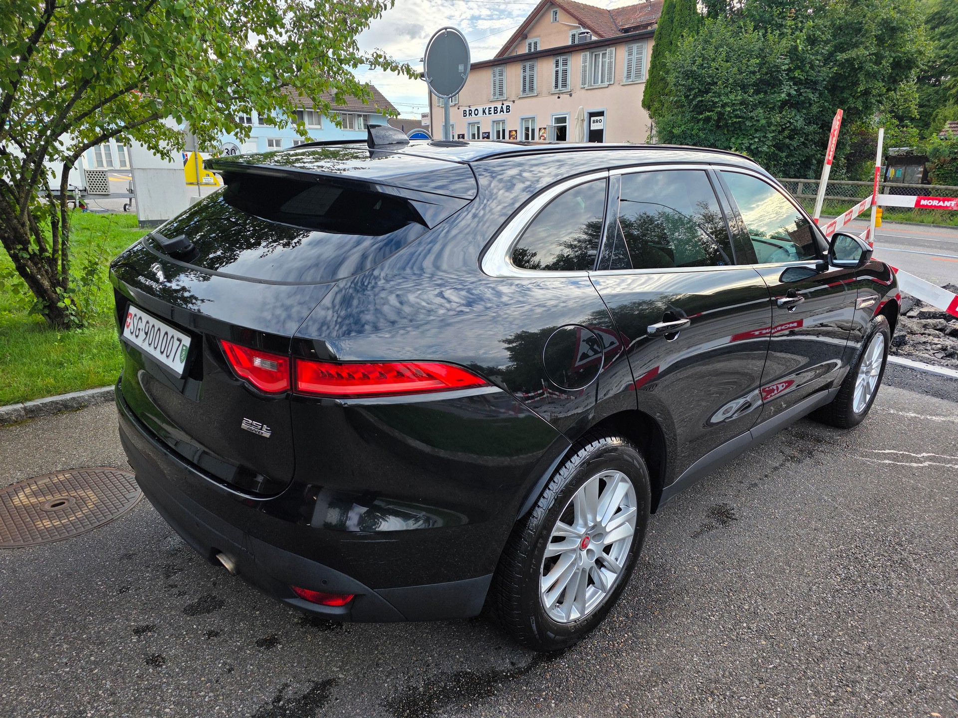 JAGUAR F-Pace 25t 2.0 Portfolio AWD Automatik / Marktpreis Fr. 15712.---image-1