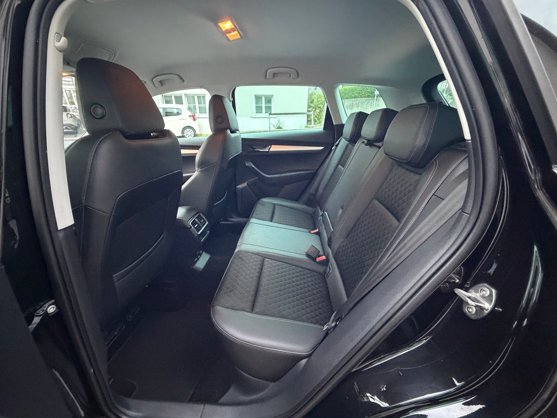 SKODA Karoq 2.0 TDI Drive 4x4 DSG | Hagelschaden | MFK | Service | Klima | Euro B6d | RFK | Sitzheizung |-image-7