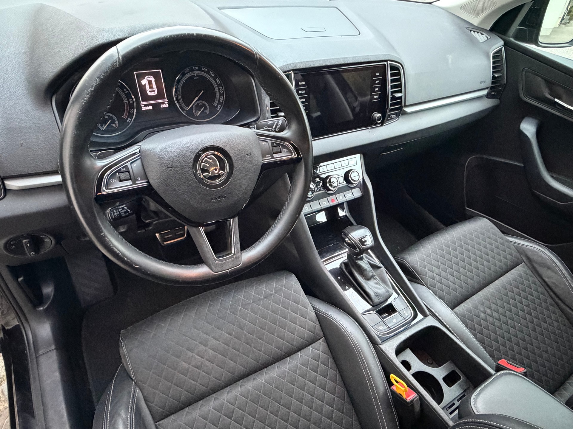 SKODA Karoq 2.0 TDI Drive 4x4 DSG | Hagelschaden | MFK | Service | Klima | Euro B6d | RFK | Sitzheizung |-image-8