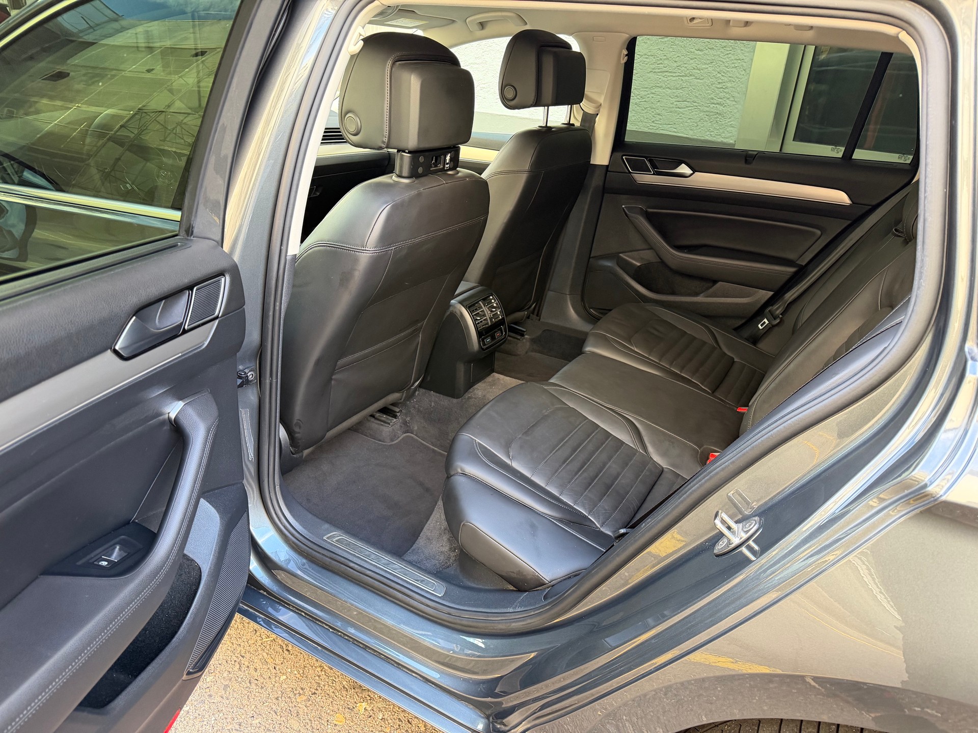 VW Passat Variant 2.0 TSI BMT Highline 4Motion DSG-image-8