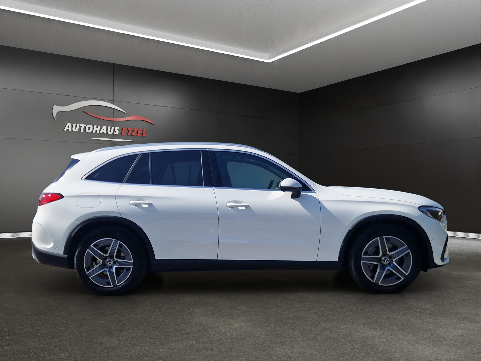 MERCEDES-BENZ GLC 300 4Matic AMG Line 9G-Tronic-image-3