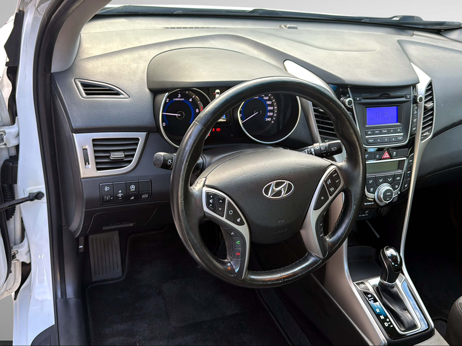 HYUNDAI i30 1.6 CRDi Vertex Automatic DCT-image-18