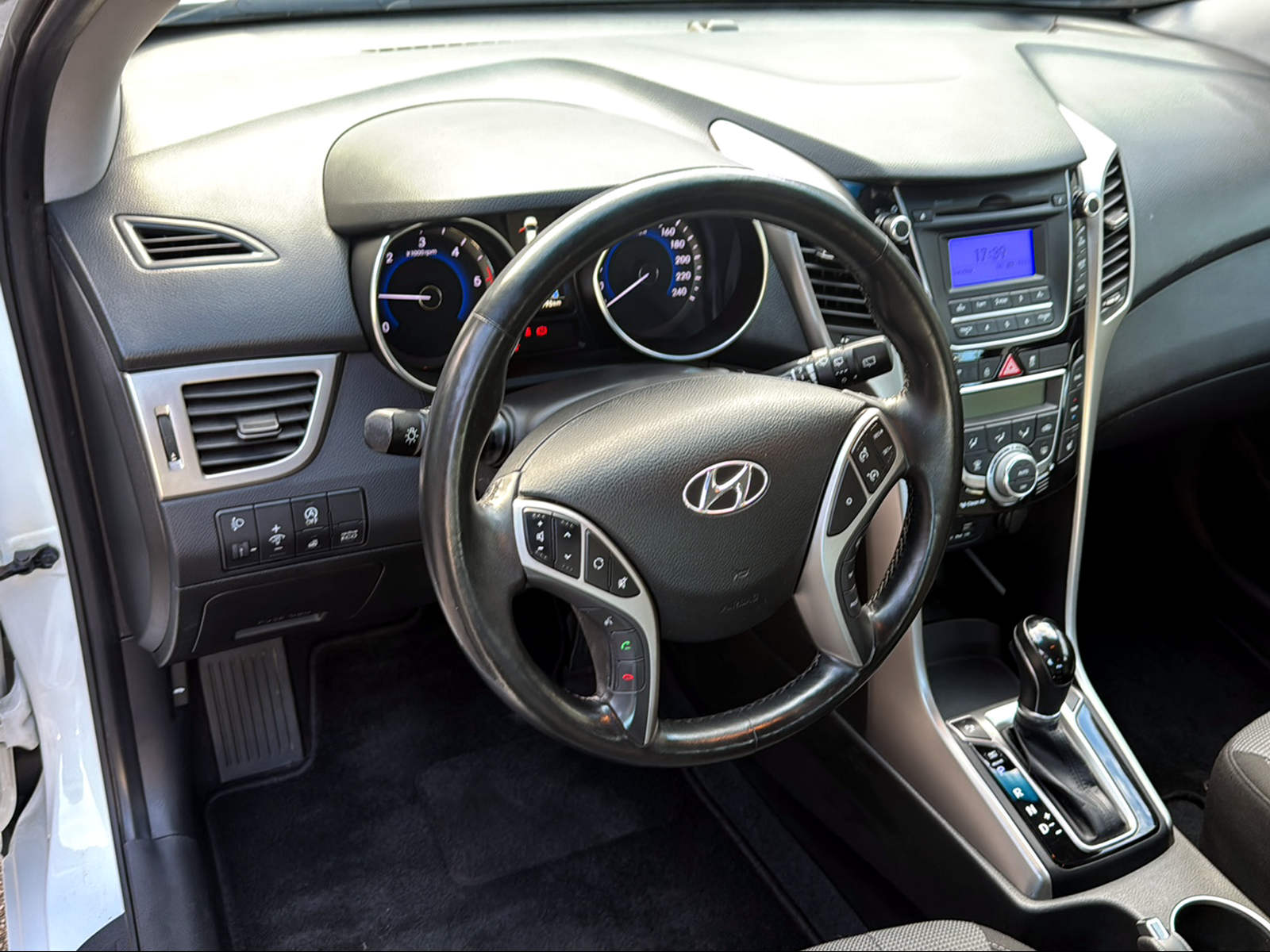 HYUNDAI i30 1.6 CRDi Vertex Automatic DCT-image-16
