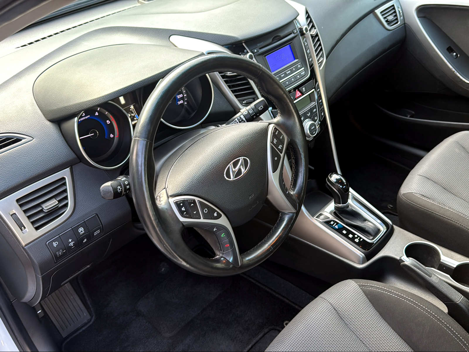 HYUNDAI i30 1.6 CRDi Vertex Automatic DCT-image-19
