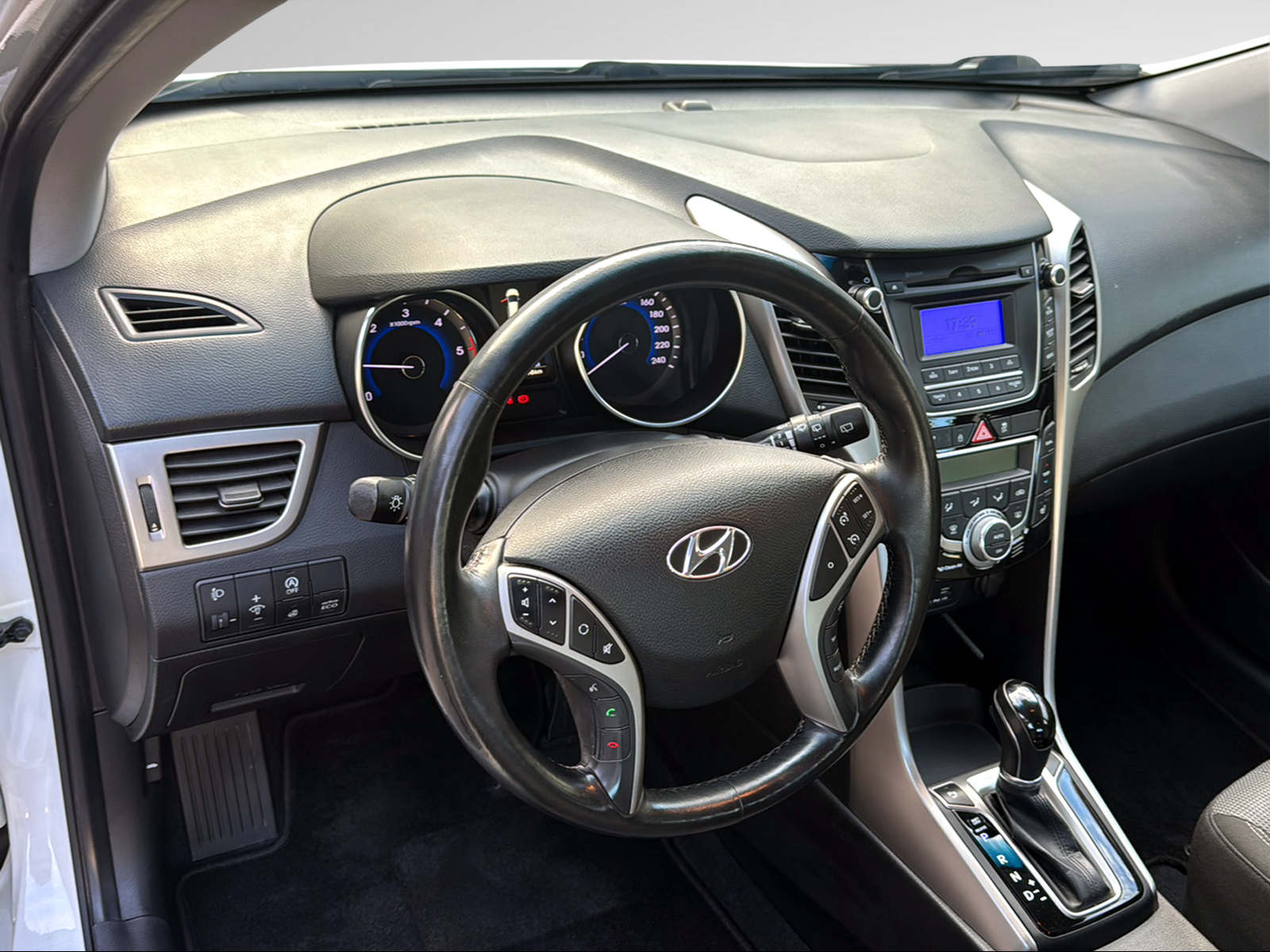 HYUNDAI i30 1.6 CRDi Vertex Automatic DCT-image-15