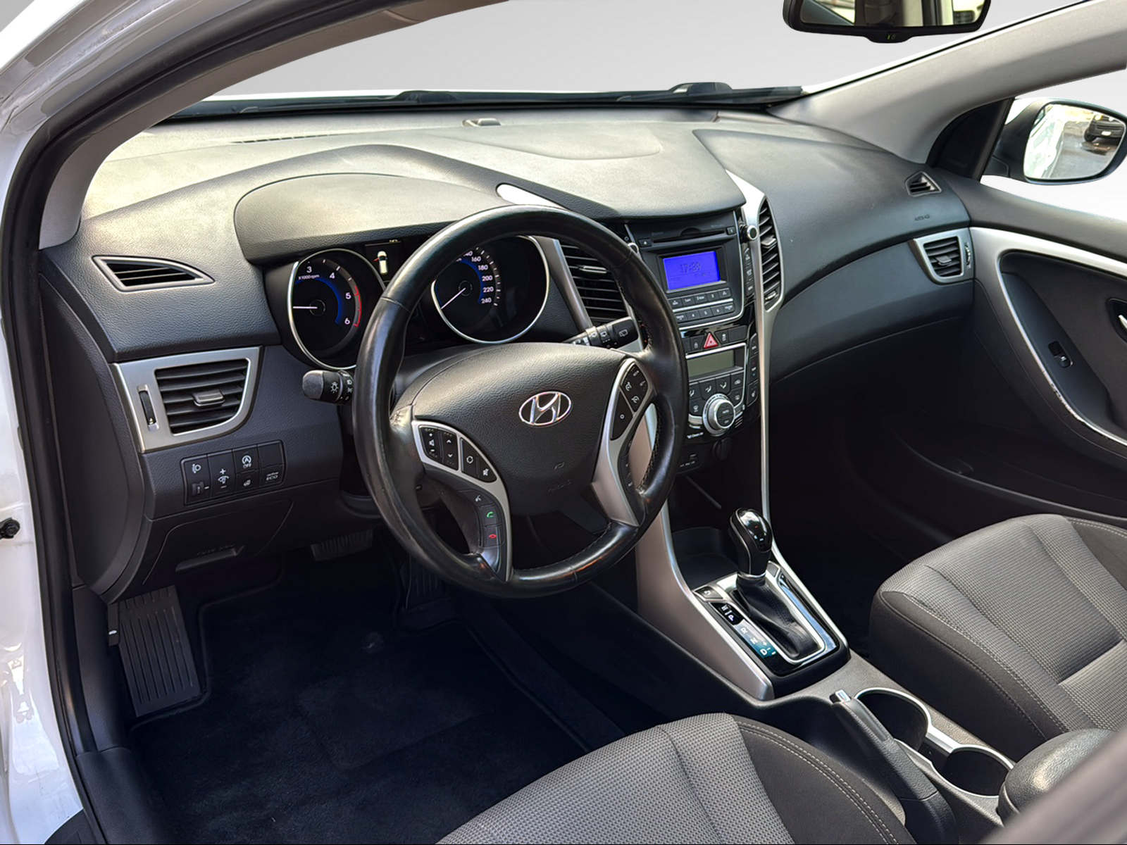 HYUNDAI i30 1.6 CRDi Vertex Automatic DCT-image-13