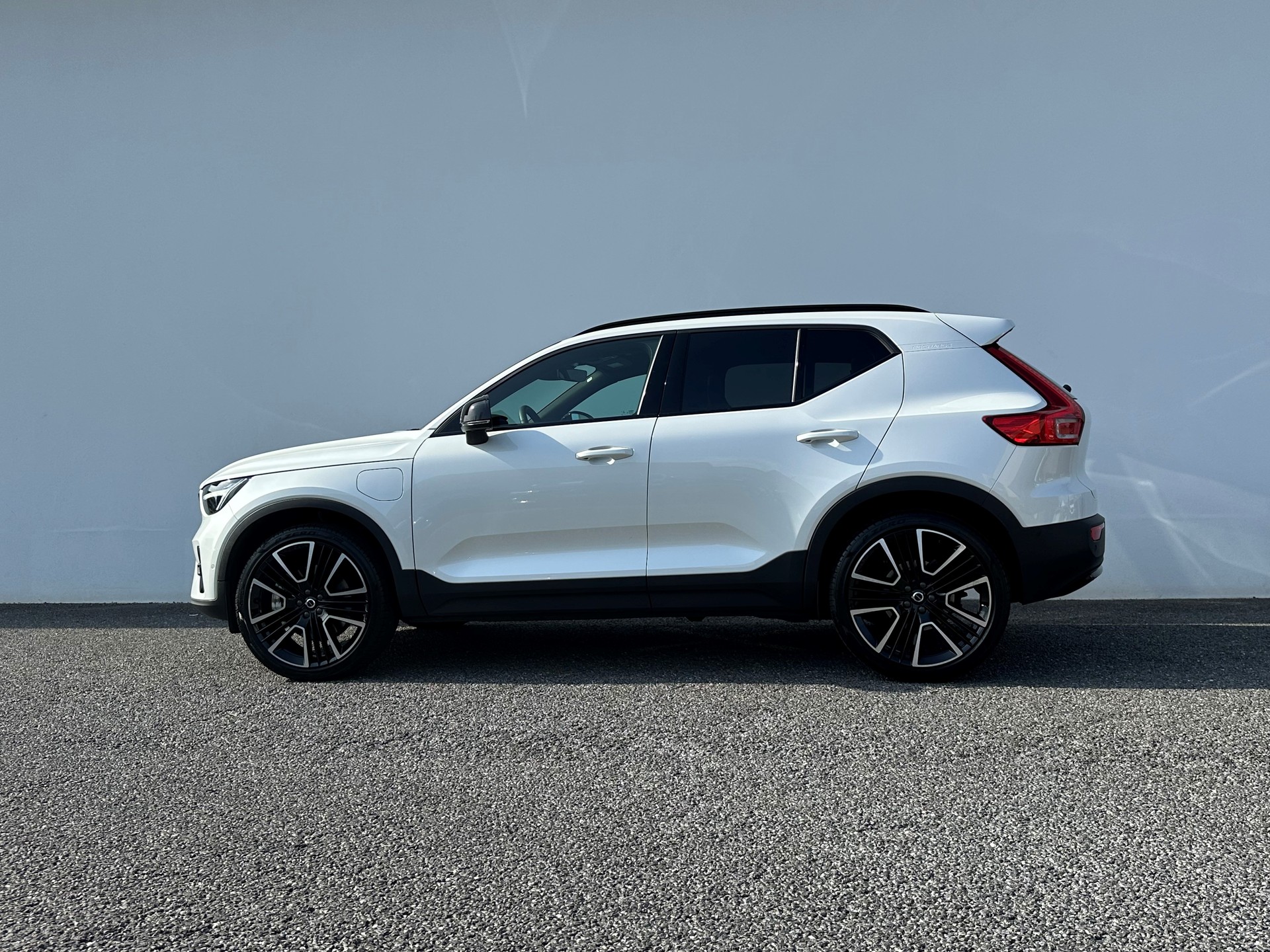 VOLVO XC40 1.5 T5 PiH Ultimate Dark-image-1