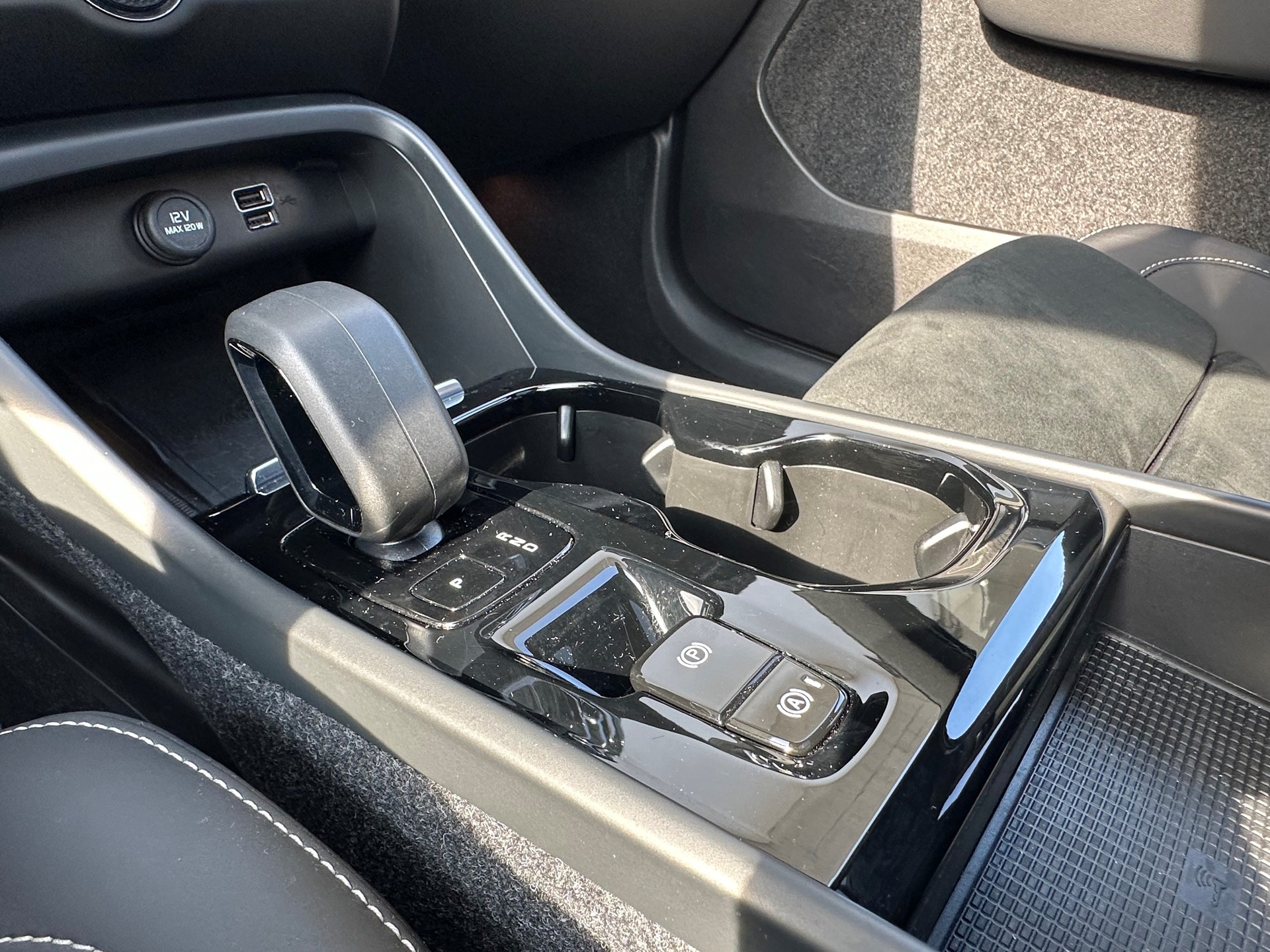 VOLVO XC40 1.5 T5 PiH Ultimate Dark-image-9