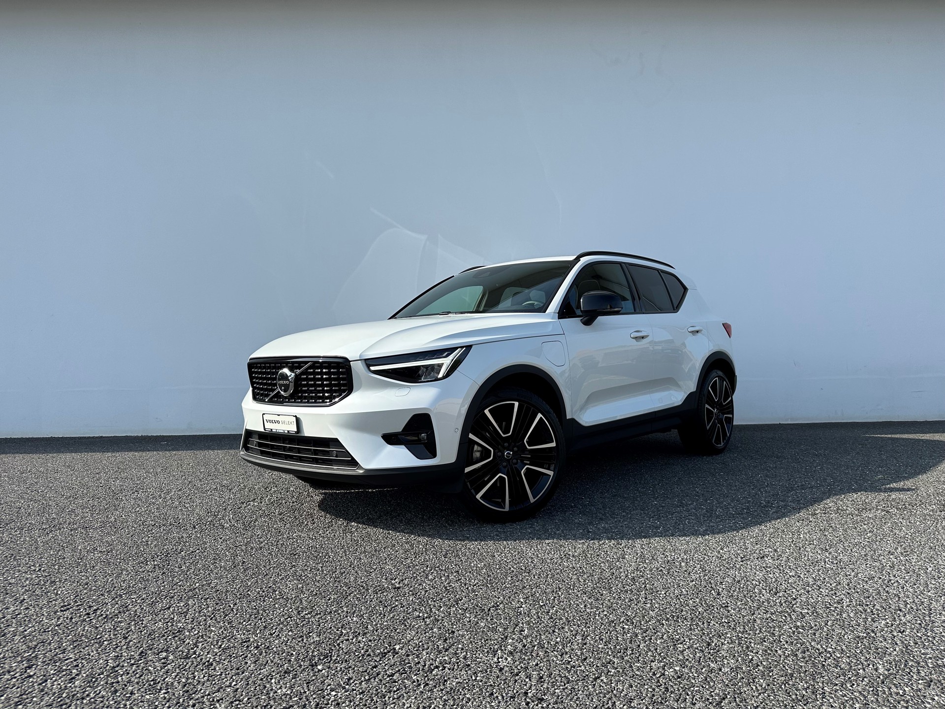 VOLVO XC40 1.5 T5 PiH Ultimate Dark-image-0