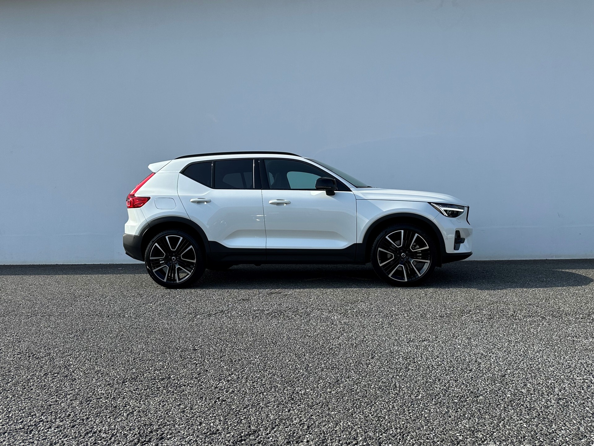 VOLVO XC40 1.5 T5 PiH Ultimate Dark-image-3