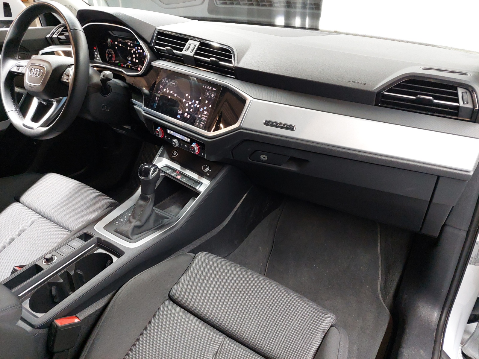 AUDI Q3 35 TDI S line quattro S-tronic-image-9