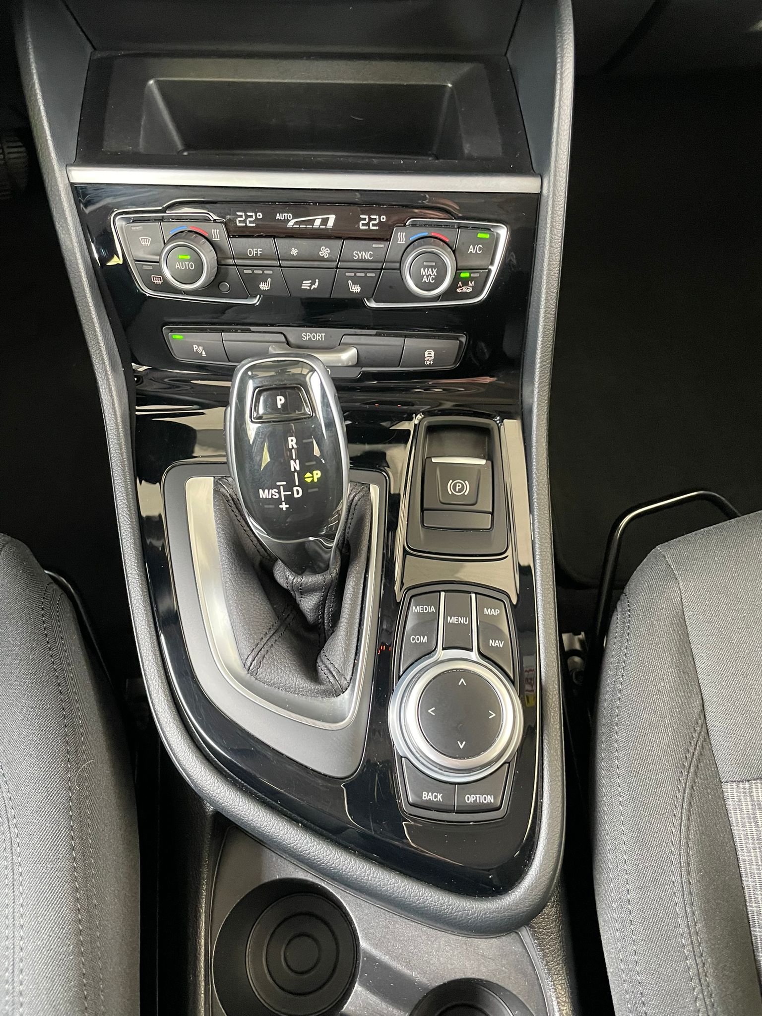 BMW 218d xDrive Active Tourer-image-9