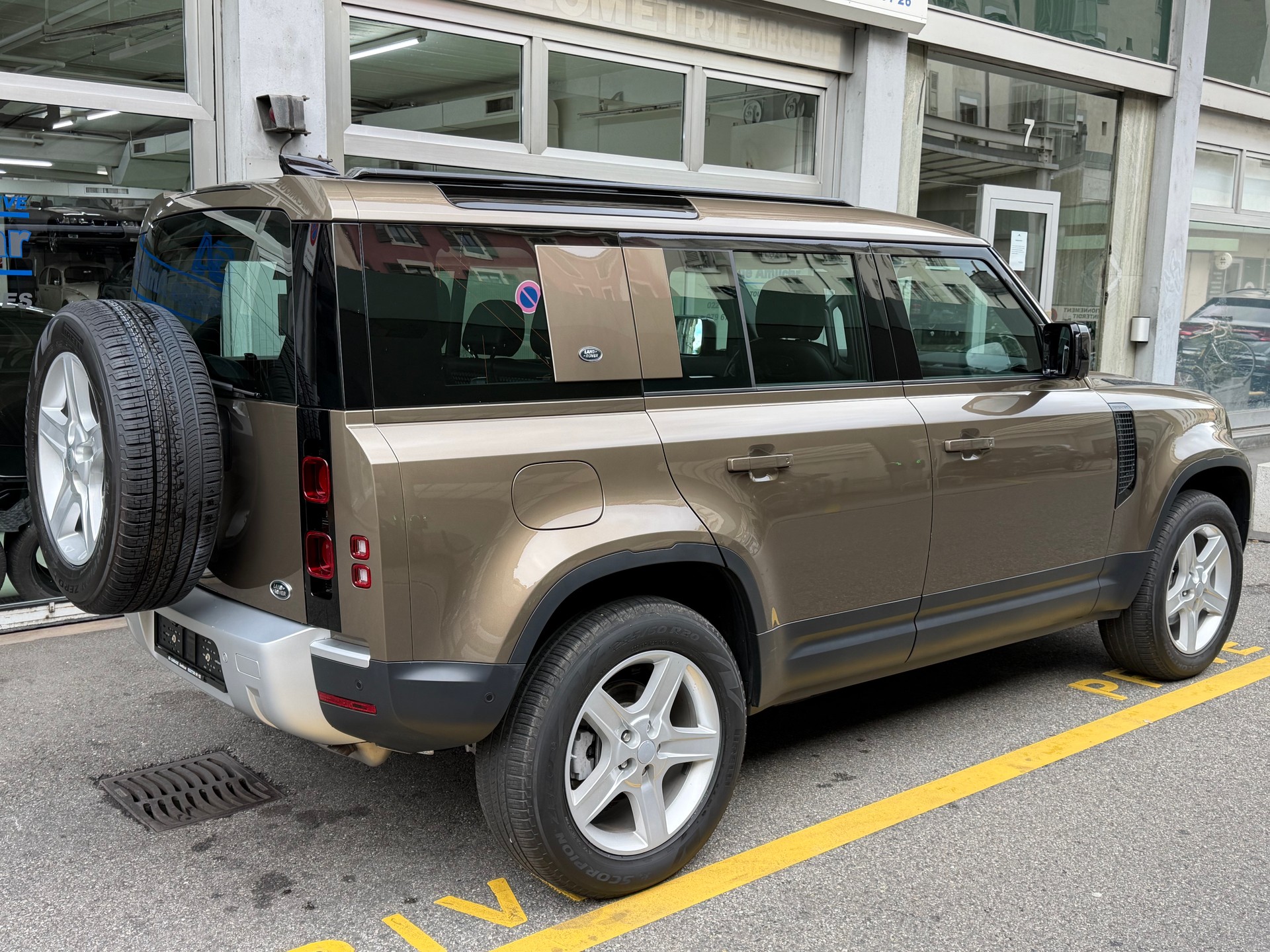 LAND ROVER Defender 110 P300 Si4 X-Dynamic S AT8-image-2
