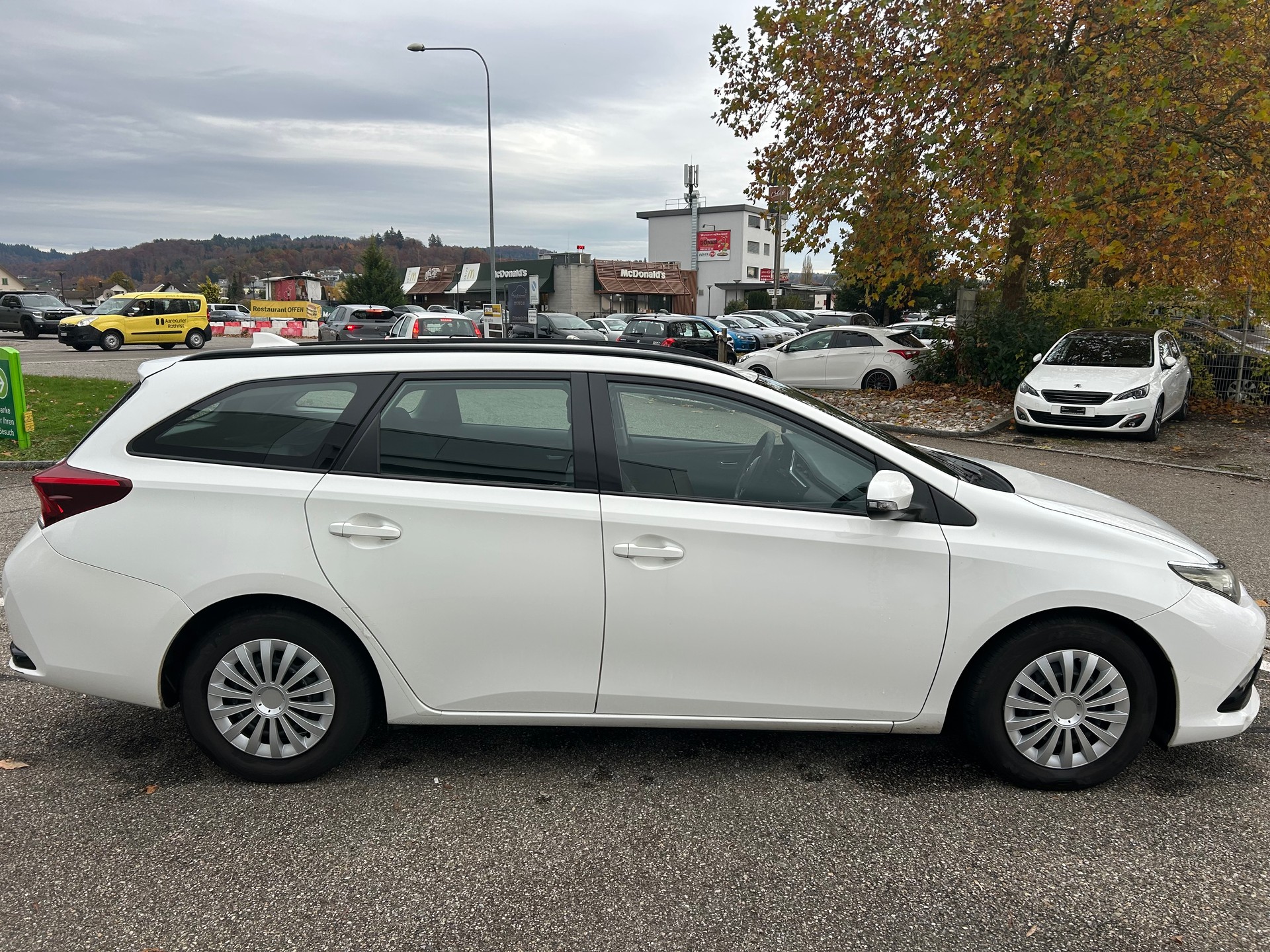 TOYOTA Auris Touring Sports 1.4 D-4D Active-image-4