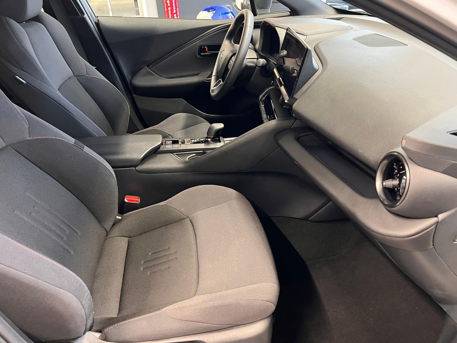 TOYOTA C-HR 2.0 HEV Trend 4x4-image-12