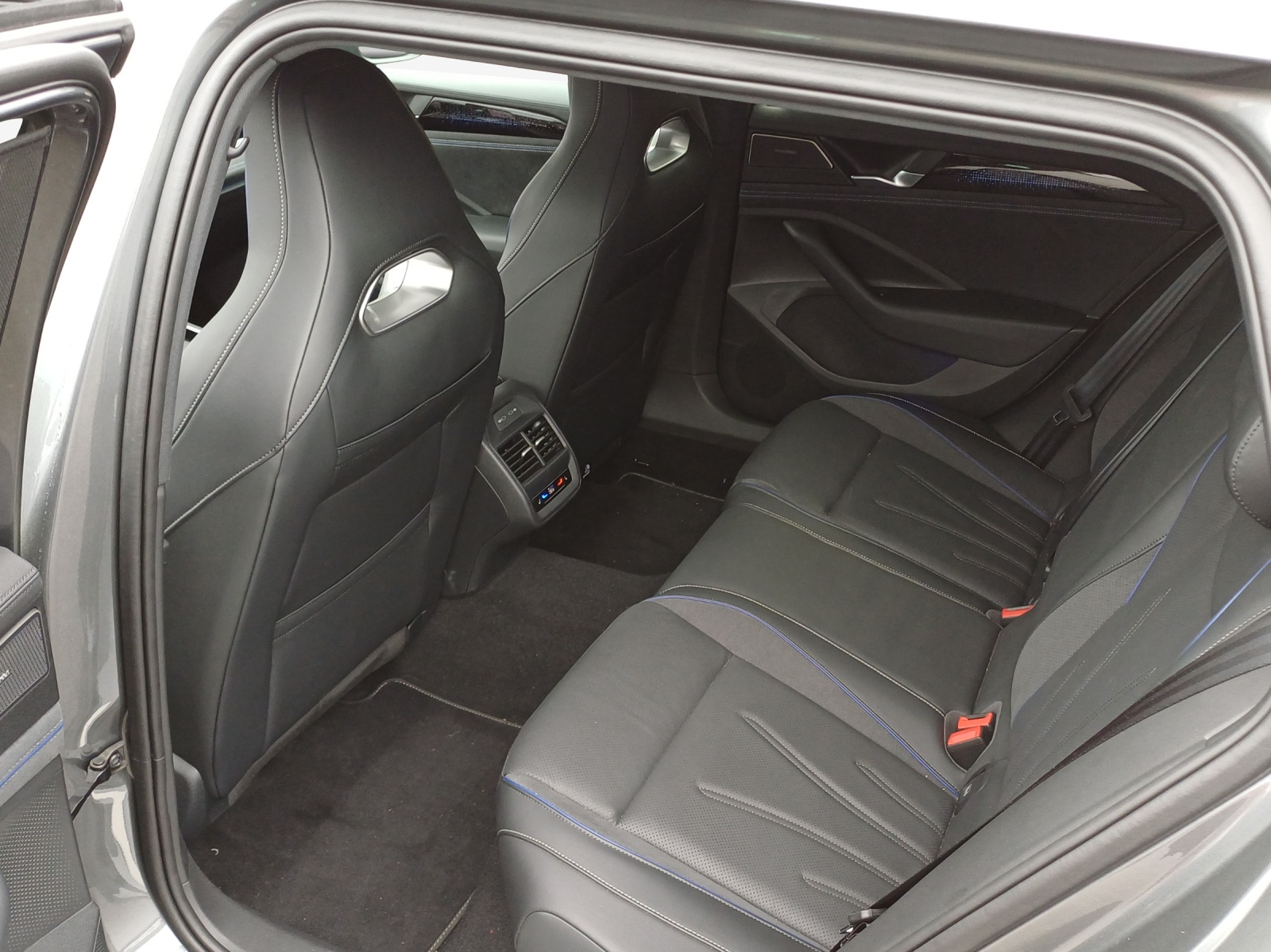 VW Passat Variant 1.5 TSI evo2 Plug-In- Hybrid R-Line DSG-image-12