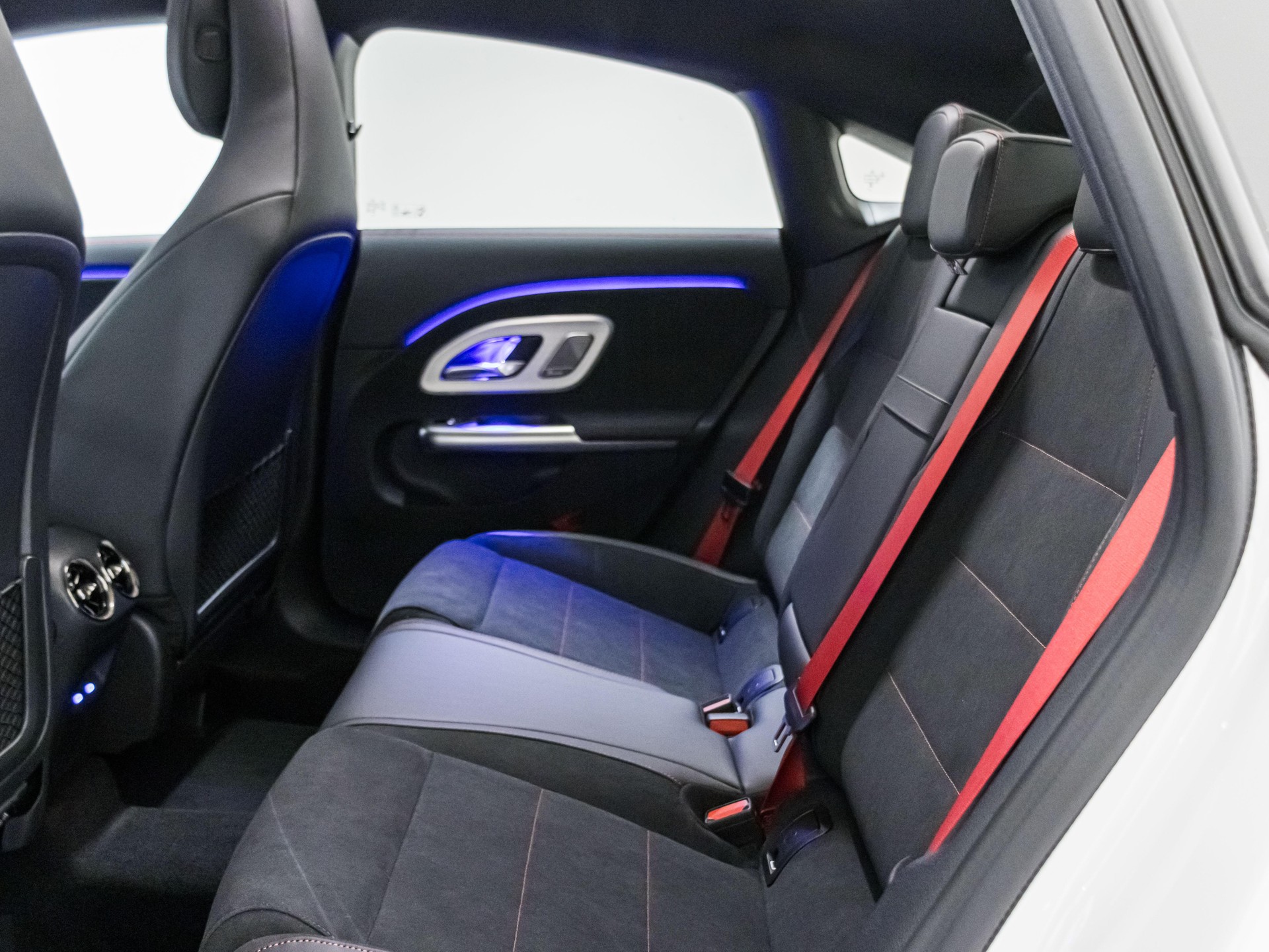 MERCEDES-BENZ CLA 220 4MATIC-image-7