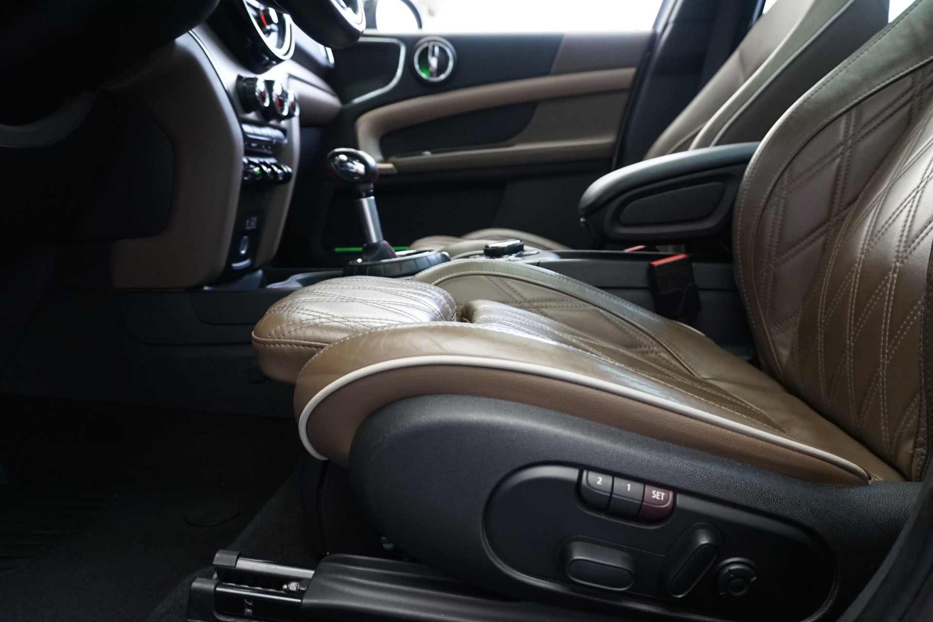 MINI Countryman 2,0 T 231PS JCW ALL4 Automat-image-19